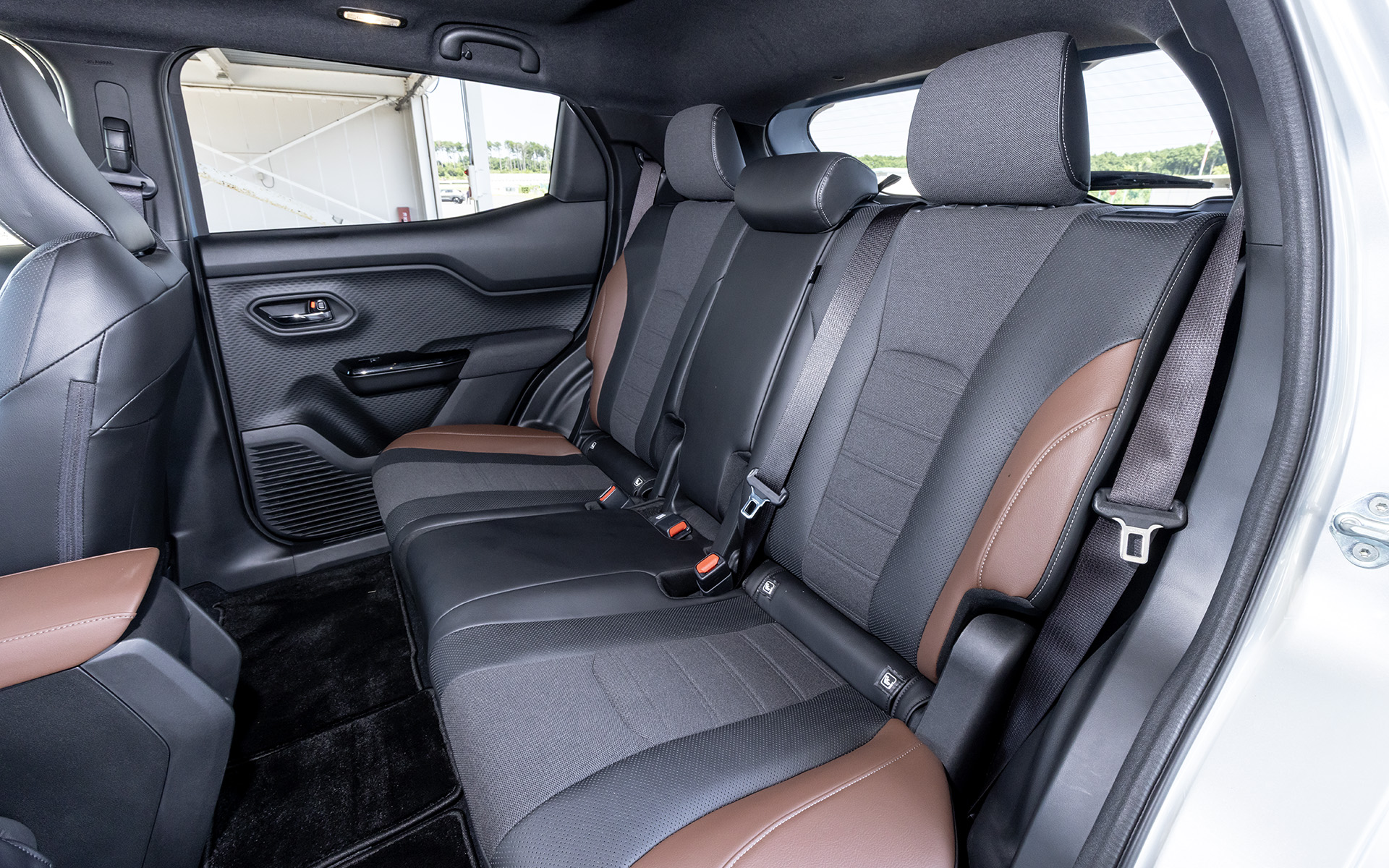 リアシートは4：2：4の分割可倒式。リクライニングが可能なほか、6：4分割で160mmのスライドもできる