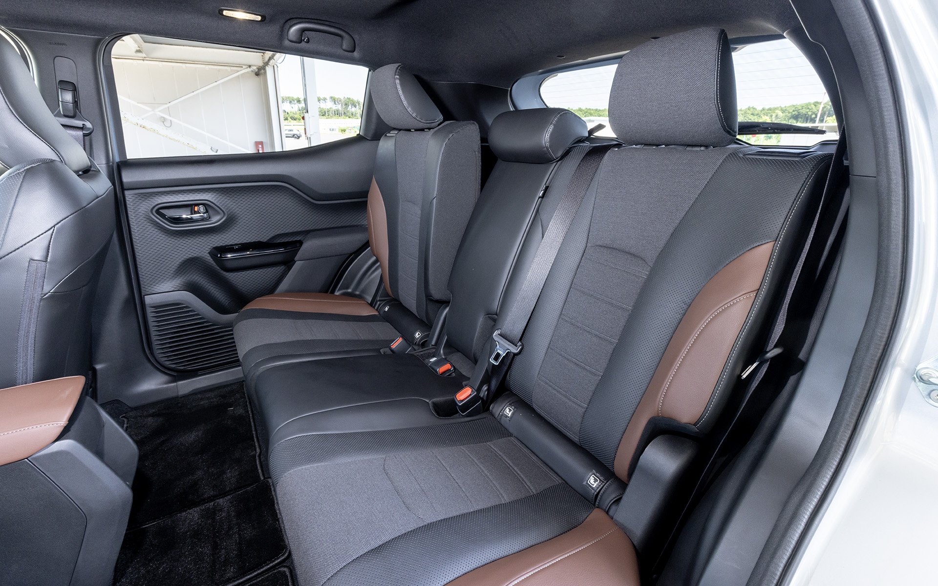 リアシートは4：2：4の分割可倒式。リクライニングが可能なほか、6：4分割で160mmのスライドもできる