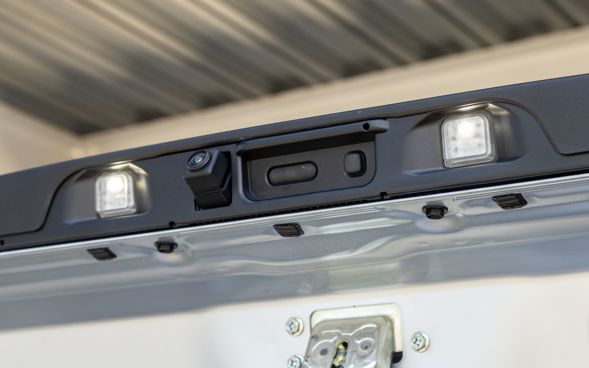 テールゲート下部にはバックカメラやLEDのナンバー灯、ロック解除ボタンなどが並ぶ