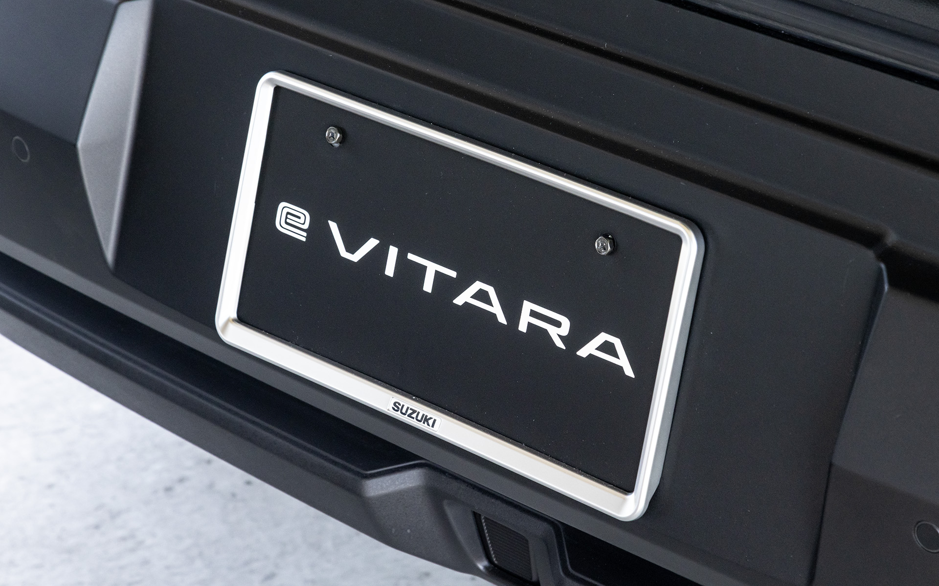 ナンバープレートリム（シルバー）