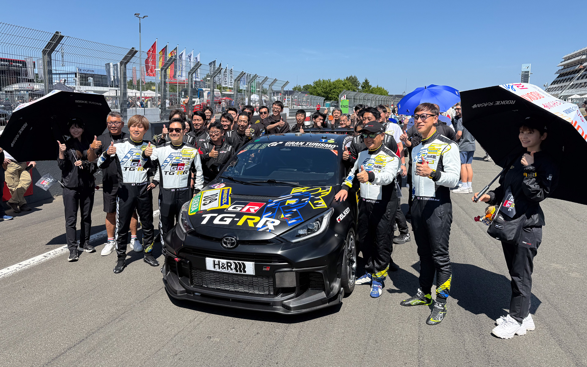 ニュルブルクリンク24時間レーススタート前の記念写真。GRヤリス DATを囲んでのものだが、将来は総合優勝を目指すトヨタのGT3車両となるのだろうか？