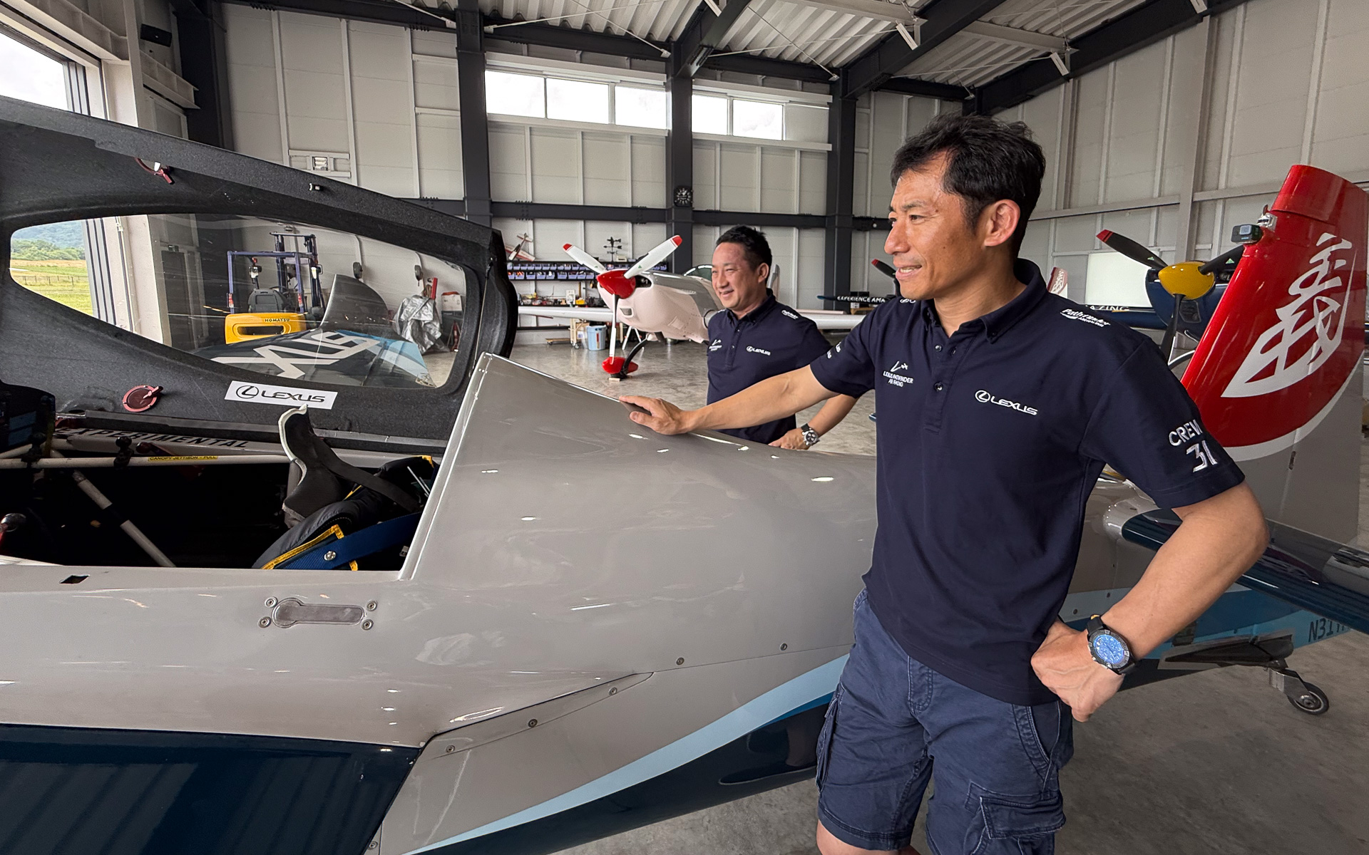 レクサスパスファインダーエアレーシングの室屋義秀選手（手前右）と、開発などを担当する中江雄亮氏（奥左）