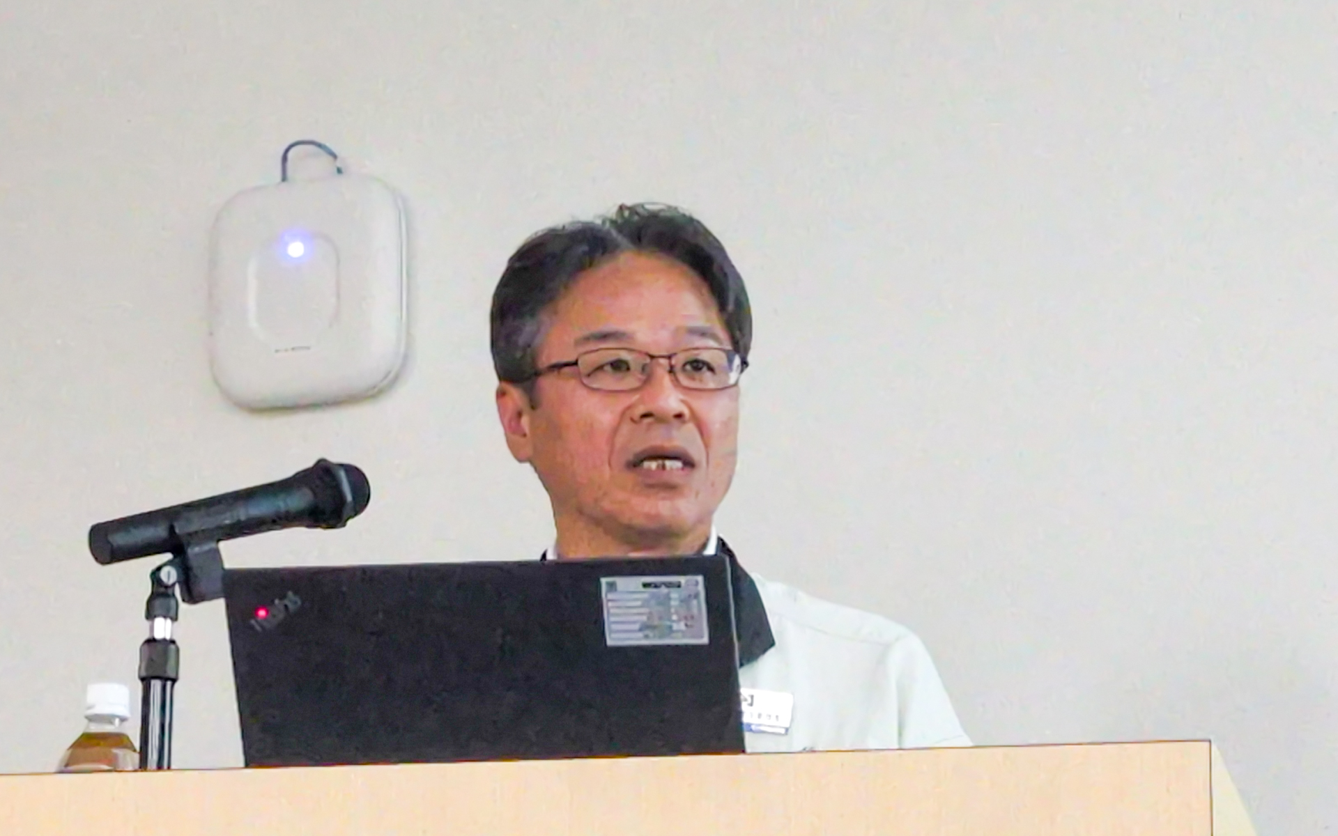 今回見学できないプレス加工や車体加工、塗装について説明を行なったマツダ株式会社 防府工場長 松田義博氏