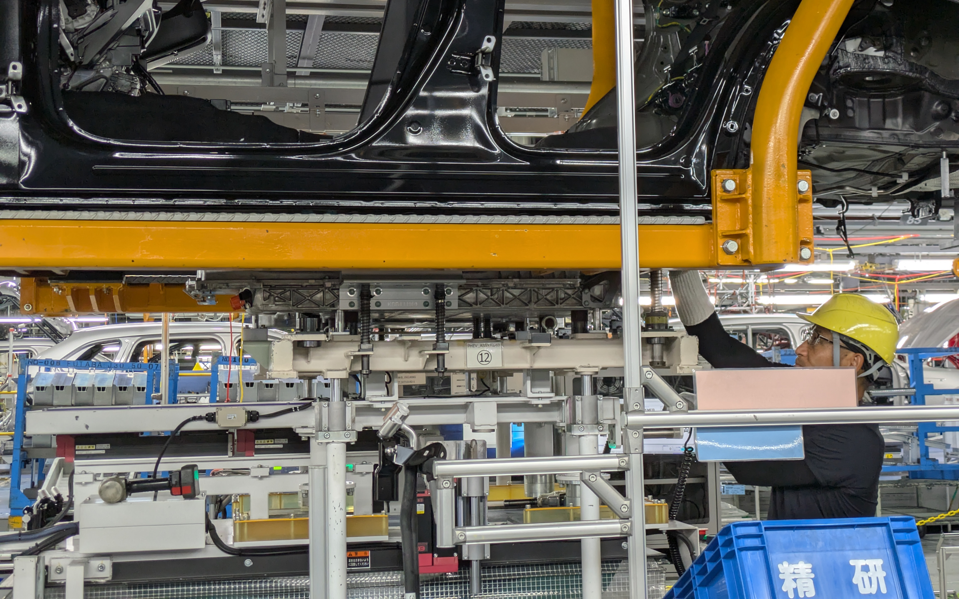 作業者は太いピンの位置合わせを軽く行なうだけ。バッテリはAGVが持ち上げてくれるので、あとはボルトを締めれば作業完了となる