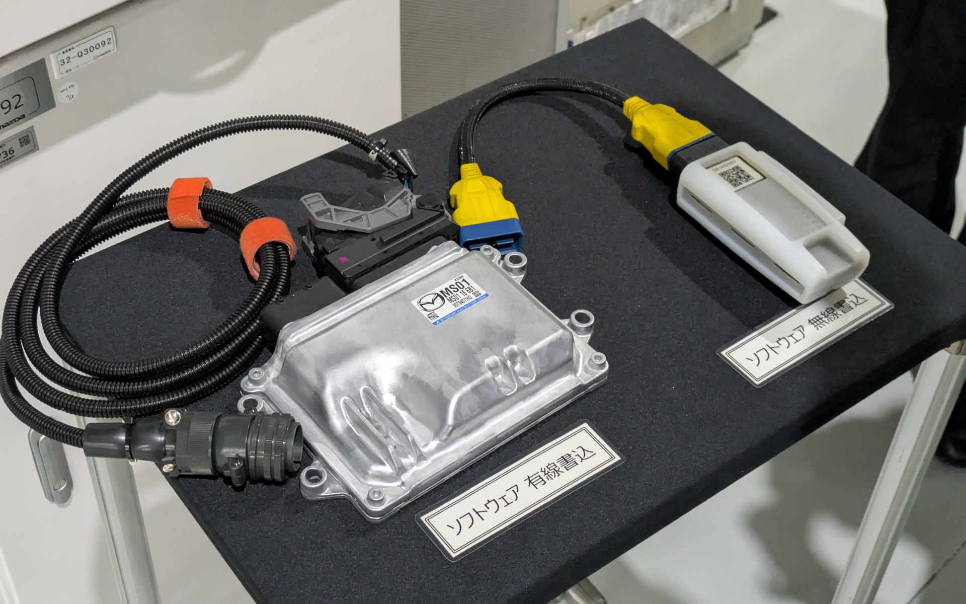 車両のOBD2コネクターに専用機器を差し込むだけで、あとは無線でソフトウェアを更新してくれる