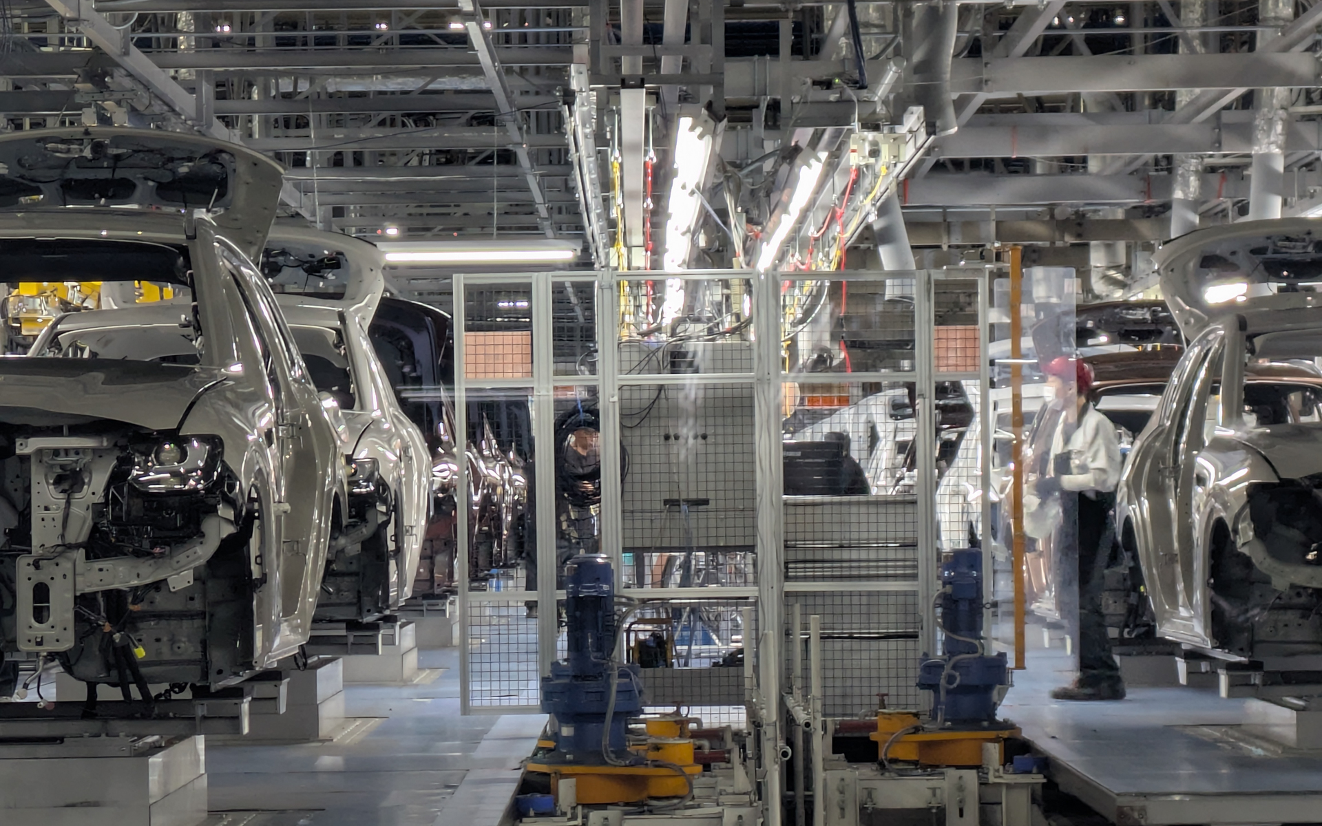 右側は手前に流れ、左側は奥へと流れている。スタッフは中央をベースに作業を行なう