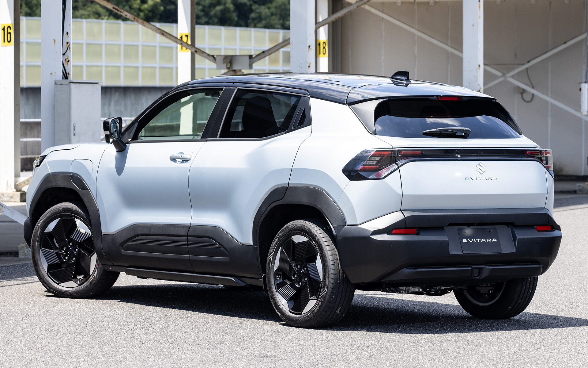 新型eビターラ。ボディサイズは4275×1800×1640mm（全長×全幅×全高）、ホイールベースは2700mm。最低地上高は185mmを確保。総電力量は2WDが49kWhと61kWh、4WDが61kWhの設定。eAxleの最大出力は2WDの49kWhで106kW、61kWhで128kW、4WDはフロント128kW、リア48kWとなる