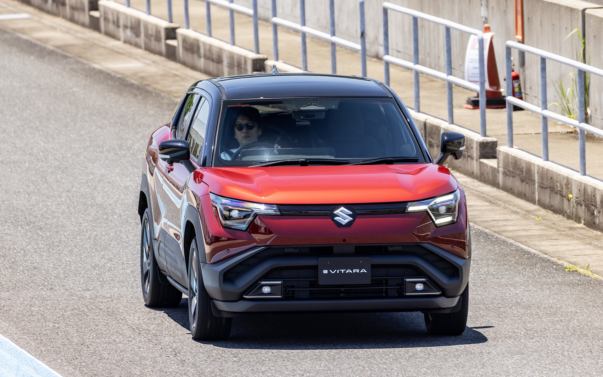 eビターラ（2WD/オピュレントレッドパールメタリック ブラック2トーンルーフ）