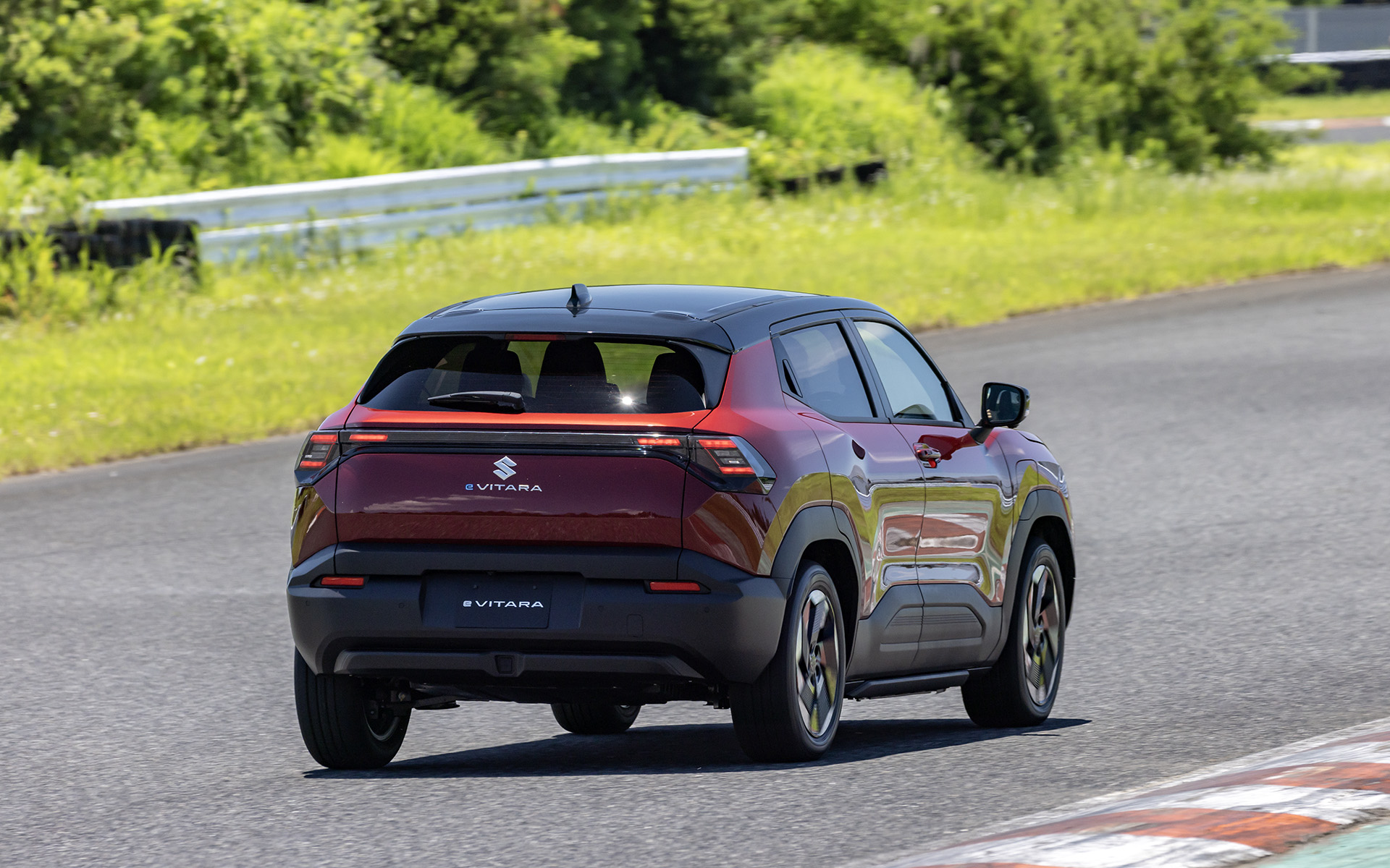 eビターラ（2WD/オピュレントレッドパールメタリック ブラック2トーンルーフ）