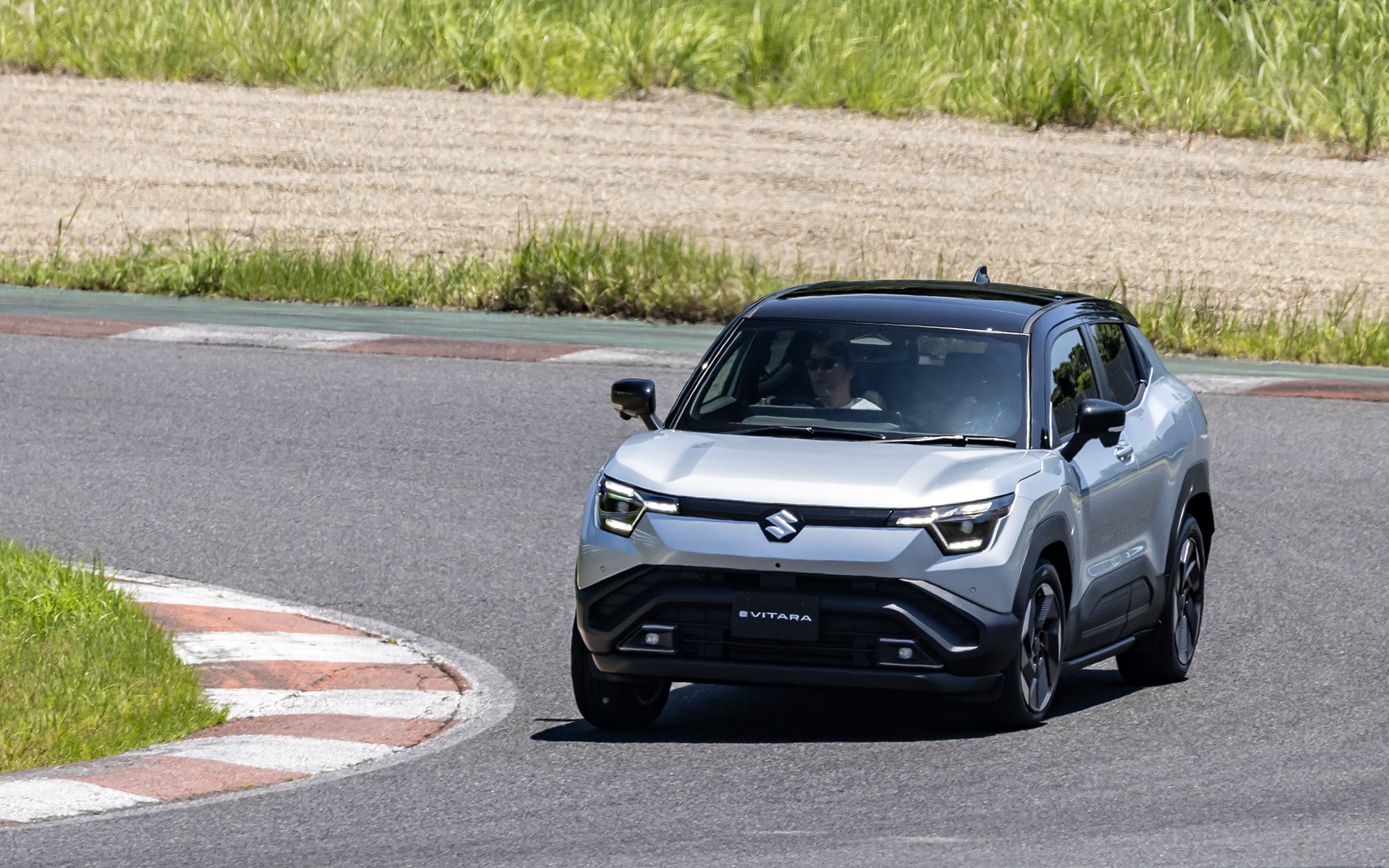 eビターラ（4WD/スプレンディッドシルバーパールメタリック ブラック2トーンルーフ）