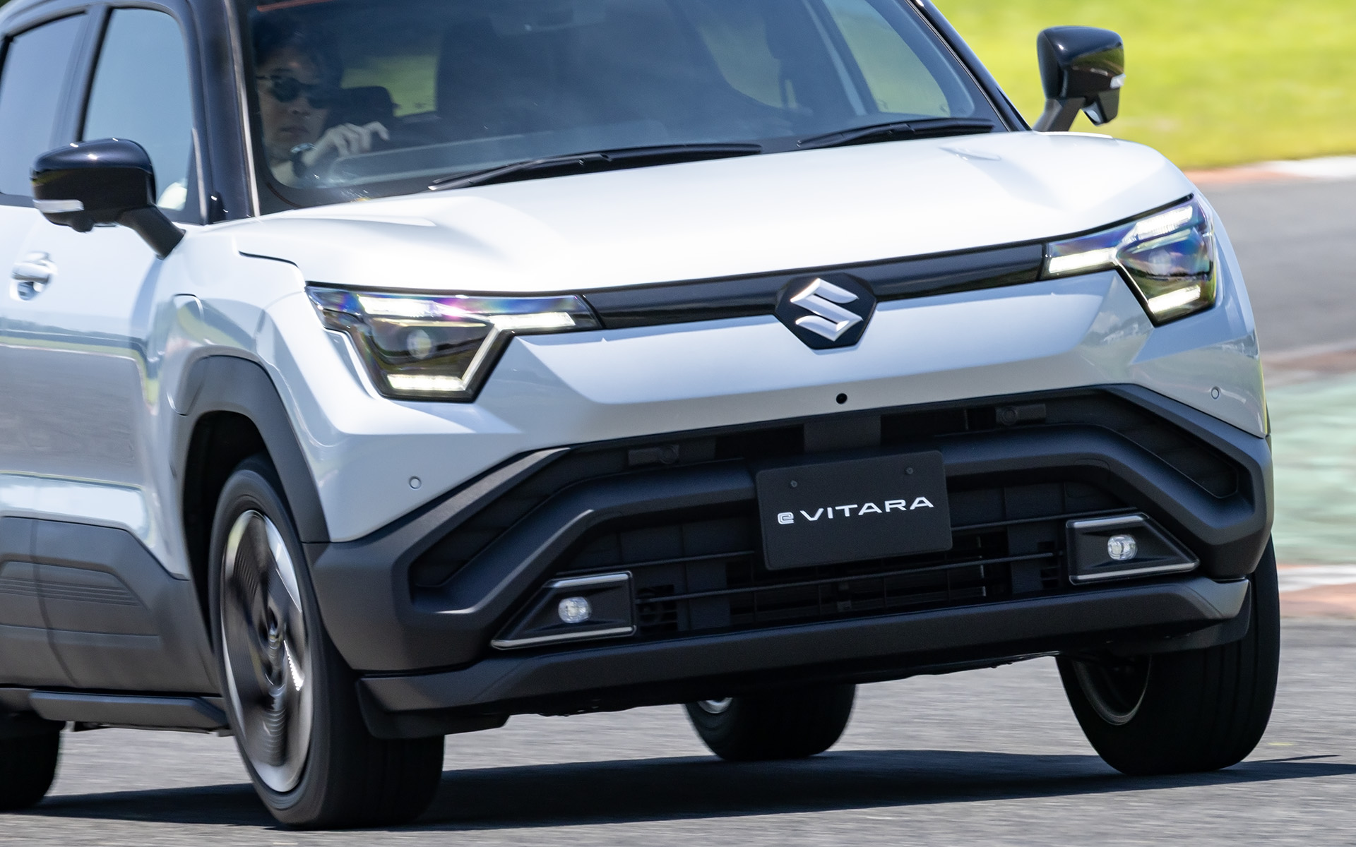 eビターラ（4WD/スプレンディッドシルバーパールメタリック ブラック2トーンルーフ）