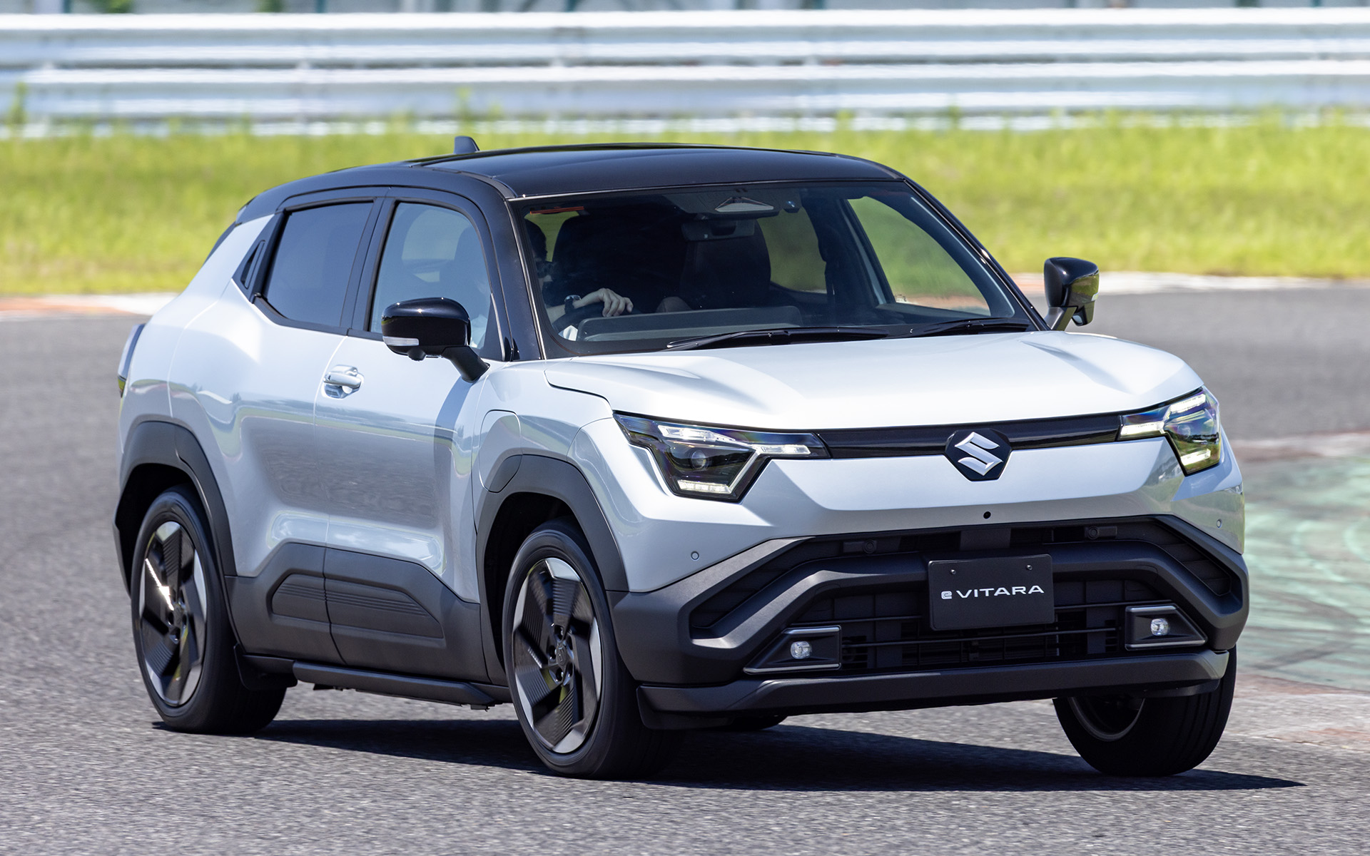 eビターラ（4WD/スプレンディッドシルバーパールメタリック ブラック2トーンルーフ）