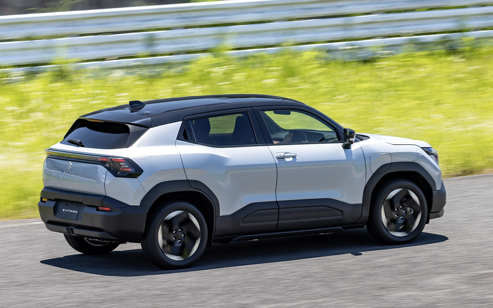 eビターラ（4WD/スプレンディッドシルバーパールメタリック ブラック2トーンルーフ）