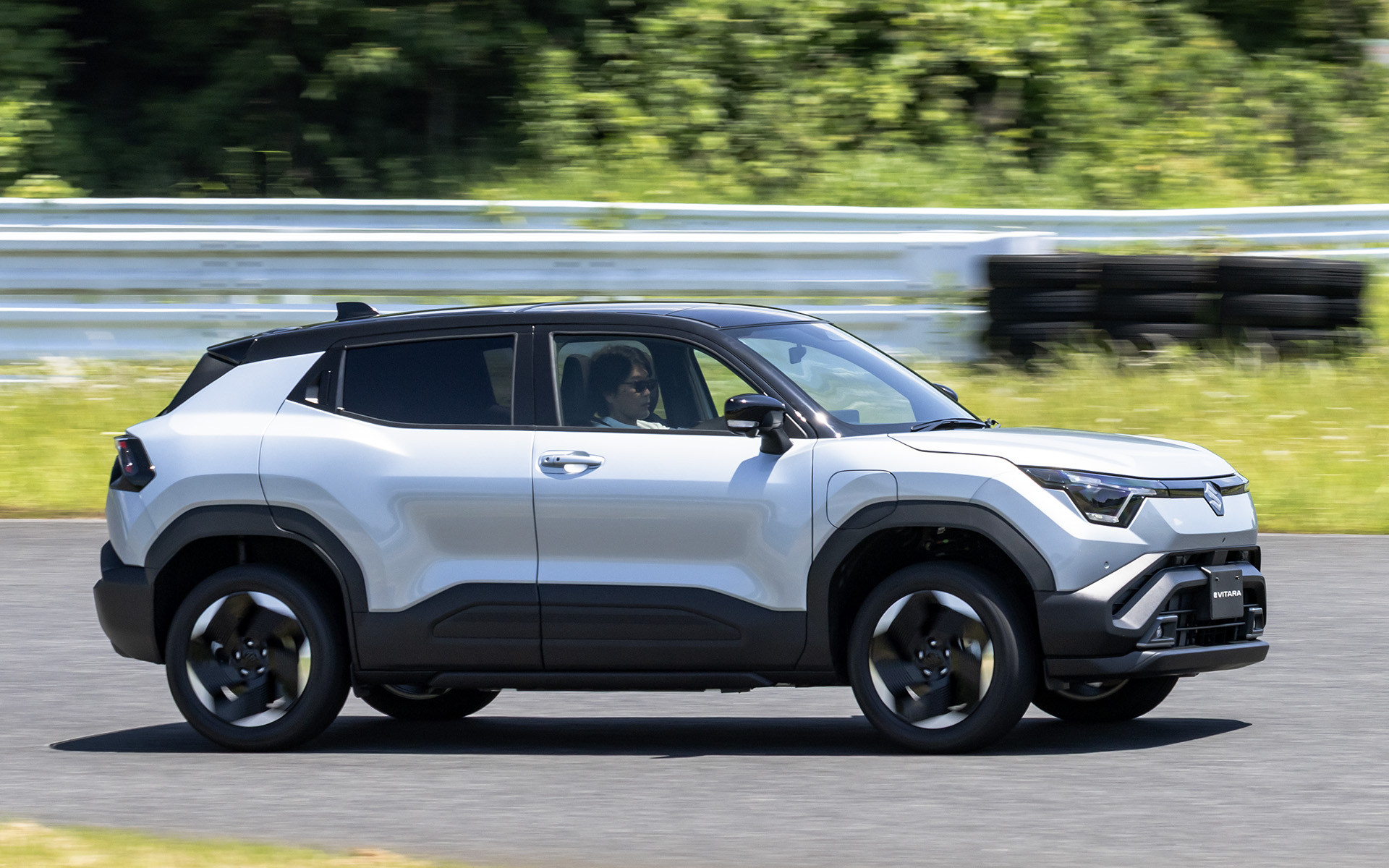 eビターラ（4WD/スプレンディッドシルバーパールメタリック ブラック2トーンルーフ）