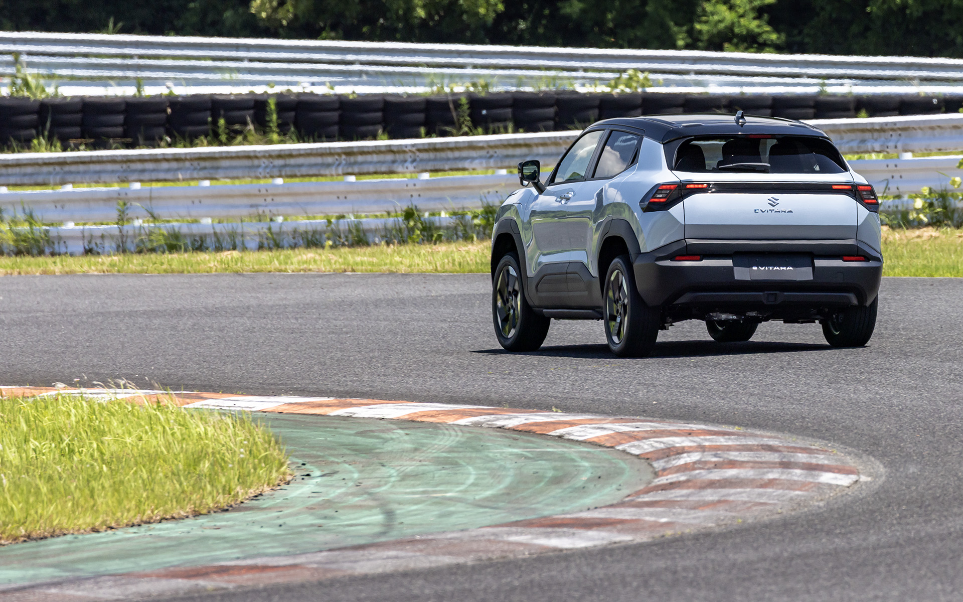 eビターラ（4WD/スプレンディッドシルバーパールメタリック ブラック2トーンルーフ）