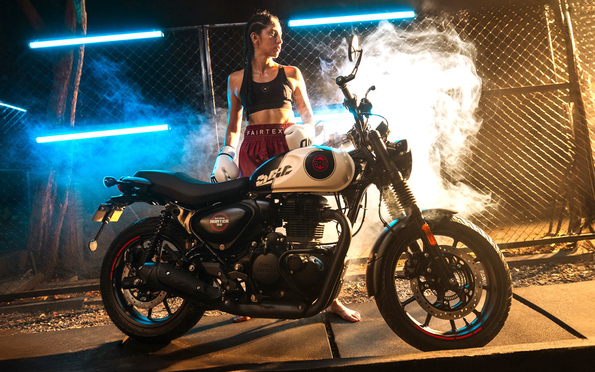 ロイヤルエンフィールドが「ハンター350」の2025年モデルを発表した。写真は新色Tokyo Black（トウキョウ・ブラック）