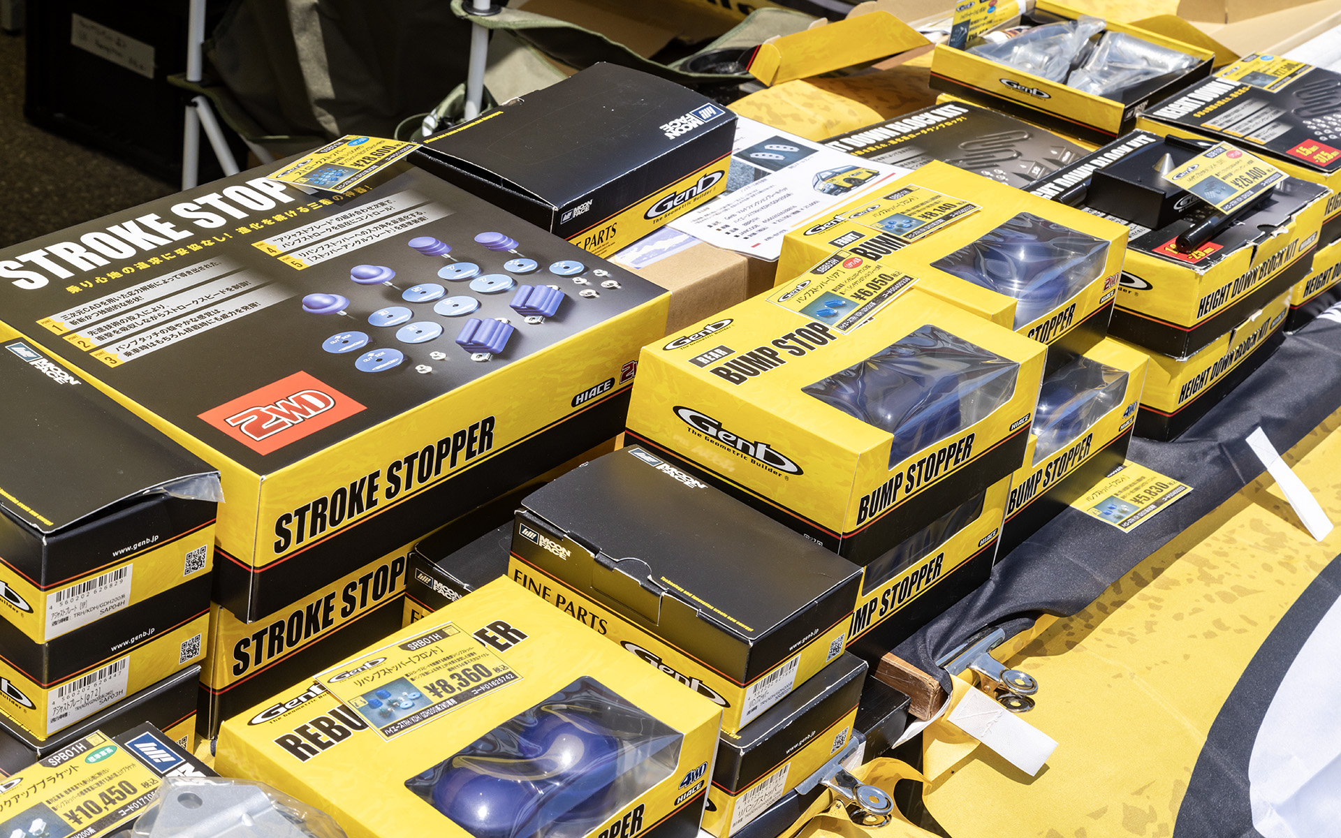 ローダウン時に起こる背の高い純正ストッパーとアクスルハウジングの接触による強い突き上げを解消するためのバンプストッパー。タッチした際の衝撃軽減とストローク量確保ができる。ローダウンの度合いごとに最適なサイズが設定されている