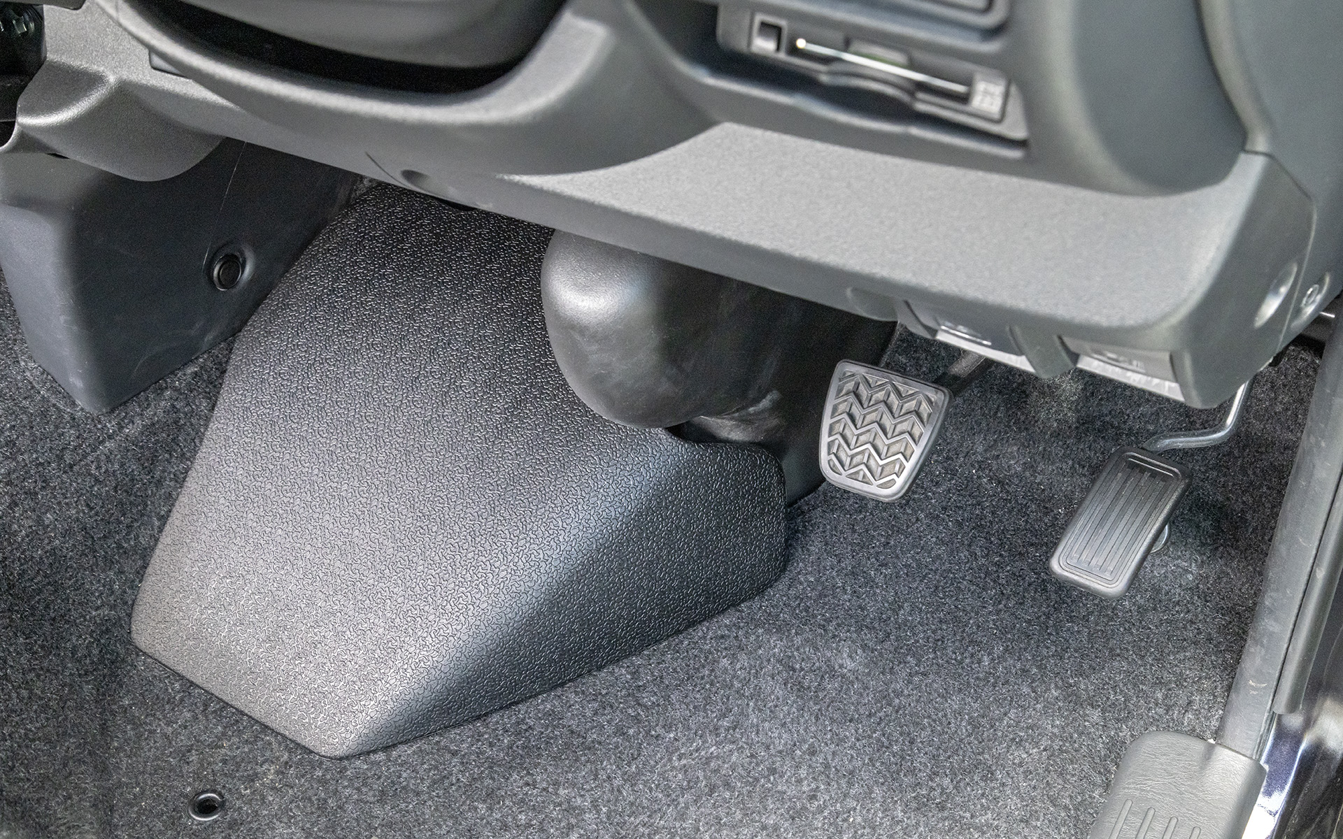 フロアマットも機能性重視。フットレストの位置が遠くて使いにくいことを解消するため、コンフォートマットには左足の置き場をつくるためのインナーパッドが付いている（左にあるカバー状のもの）