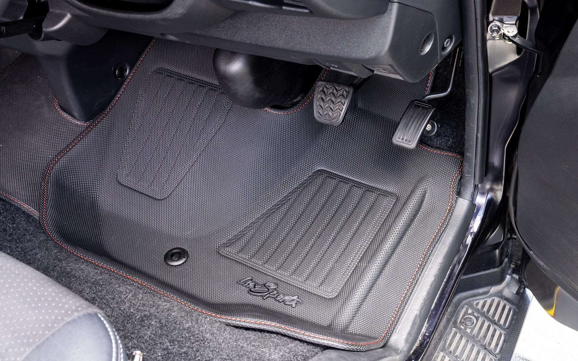 インナーパッドをセットしたうえでマットを敷く。コンフォートマットの導入で足が疲れにくい環境になる