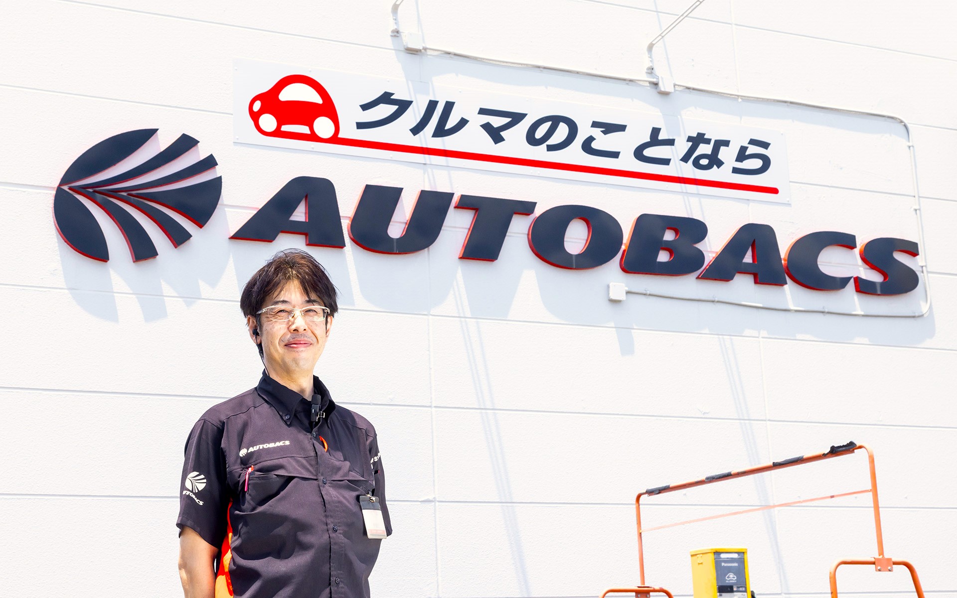 今回は6月に実施されたスーパーオートバックス・湘南平塚のイベントを取材。写真は同店主任（モータースポーツ担当）の山田大介氏。パーツや用品の購入だけでなく、オイル交換や点検整備、車検で店舗を利用する人も多いという。点検などのタイミングでGenb製品の取り付けを行なうと工賃や時間などが節約できそうだ