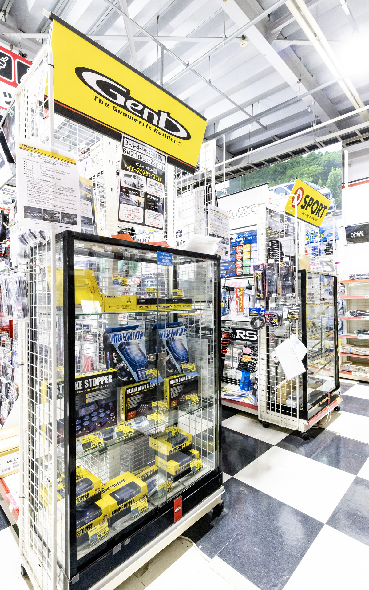 スーパーオートバックス・湘南平塚店の店内にある「Genb」製品のコーナー。在庫のない製品の取り寄せや購入した製品の装着も依頼できる