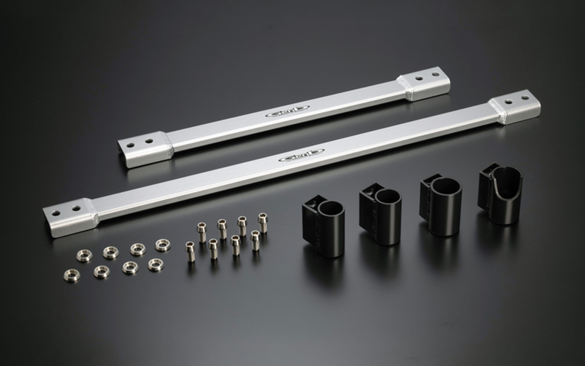 ジムニーの特徴であるラダーフレームの性能をより生かせる「サスペンションピボットブレース」。装着することでサスペンション剛性が高まる。街乗りでの効果だけでなくオフロードの走破性も向上する。価格は6万3800円