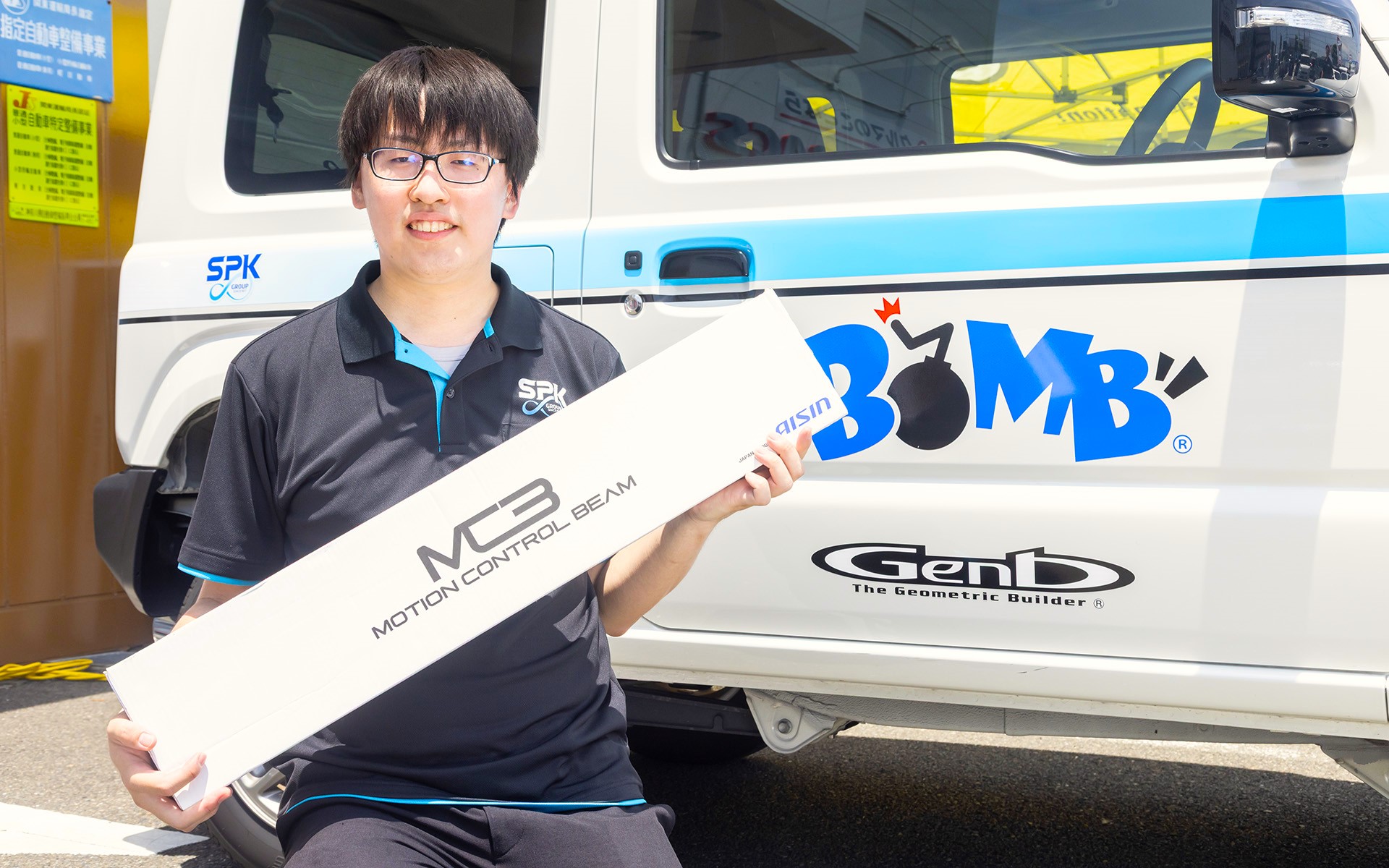 「Genb」の総代理店であるSPK株式会社 CUSPA営業本部 営業部 営業1課の秦堯宜氏。「モーションコントロールビーム」はノーマル車でも効果がハッキリ出るので、「多くのジムニーオーナーに使ってほしい」とのこと。価格は10万7800円