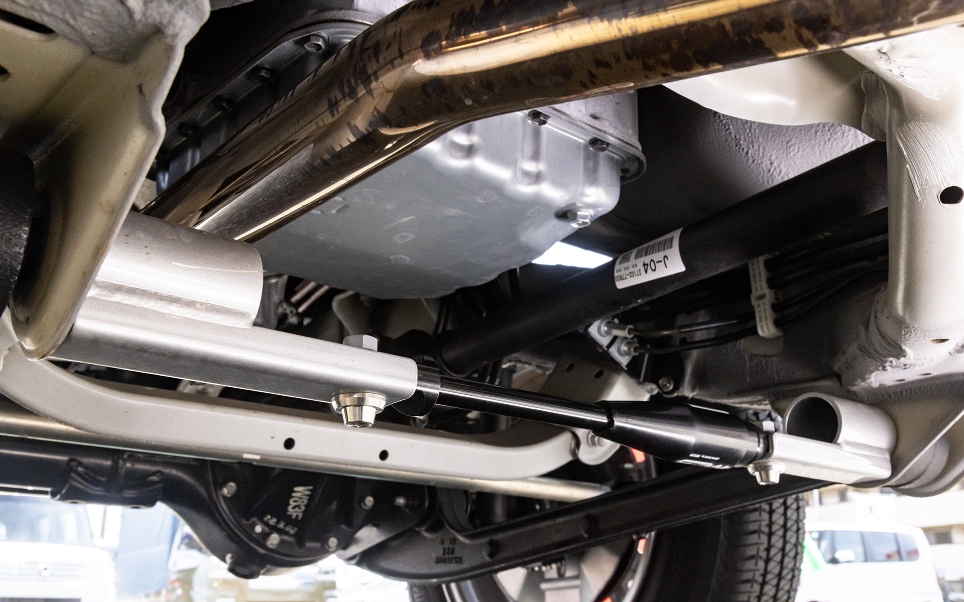 「モーションコントロールビーム」のフロント側。専用のブラケットを介して装着