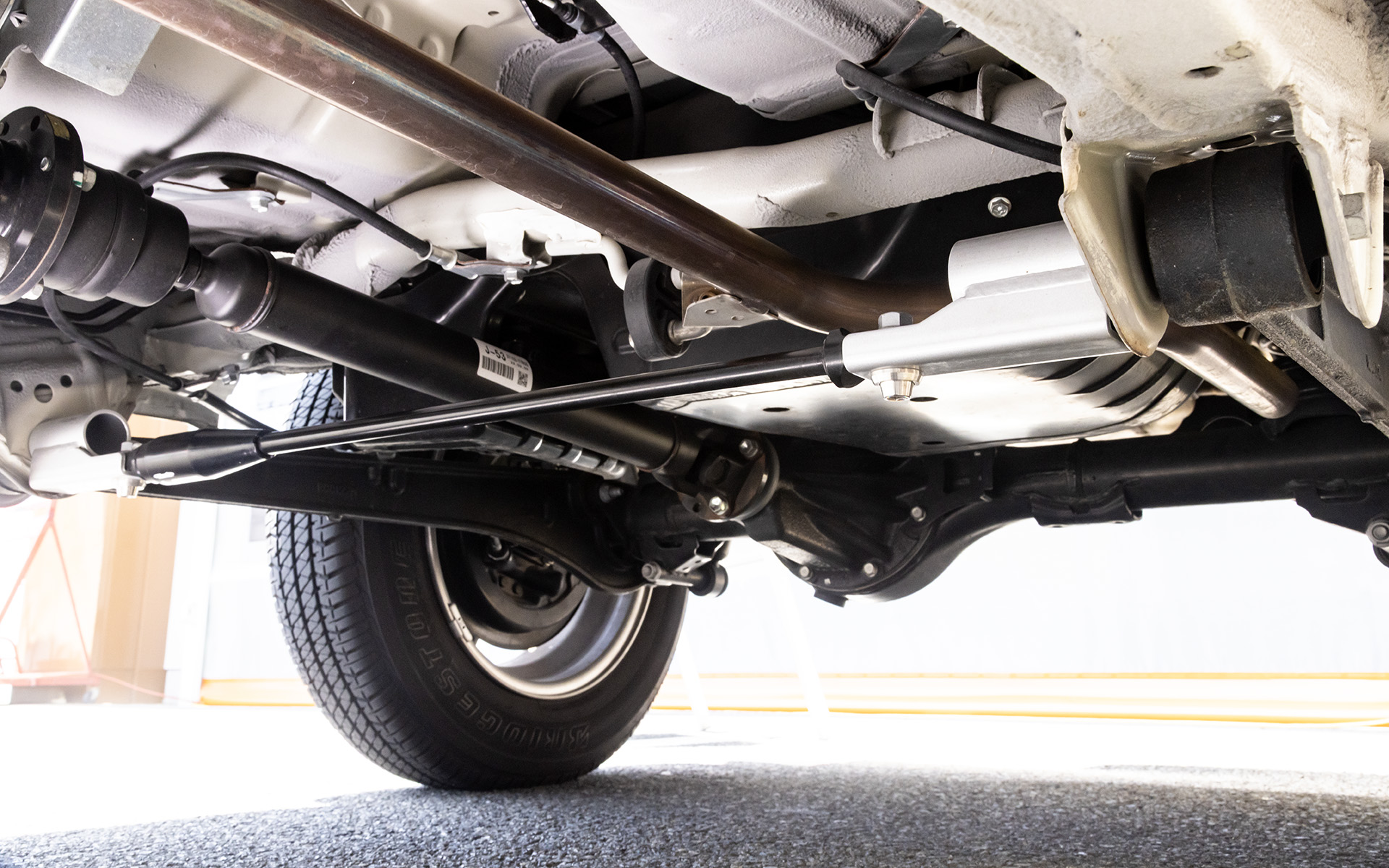 こちらはリア側。フロント、リア共にオフロードでの走破性に影響しない取り付けレイアウトであり、装着作業は車体には一切加工をしないボルトオンとしている