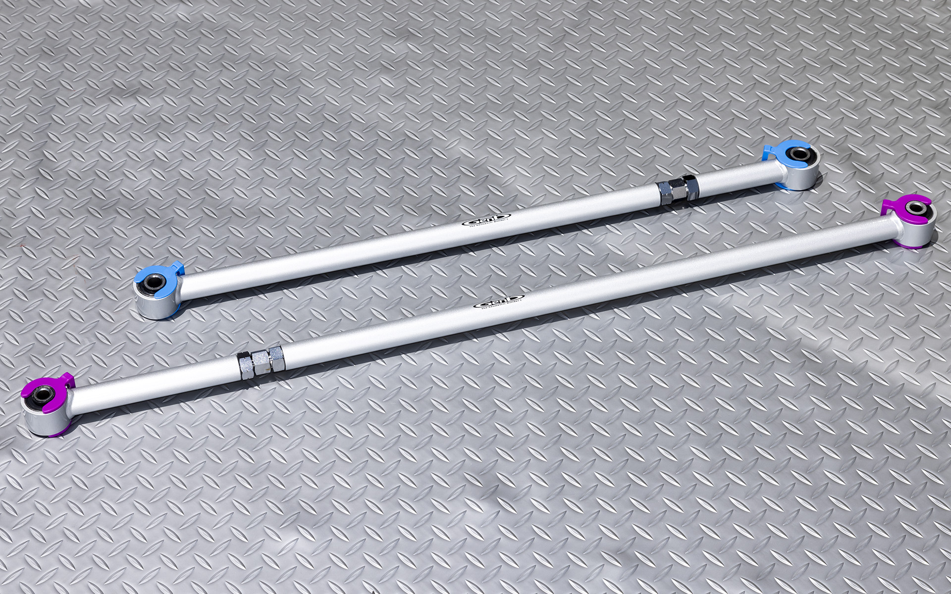 リフトアップした場合、フレームとアクスルの位置関係がずれてサスペンションがストロークした際にアライメントが大きくずれるが、それを矯正するための調整式ラテラルロッド。製品名は「ハードスペックラテラルロッド」で、フロント用が2万6400円、リア用が2万8600円