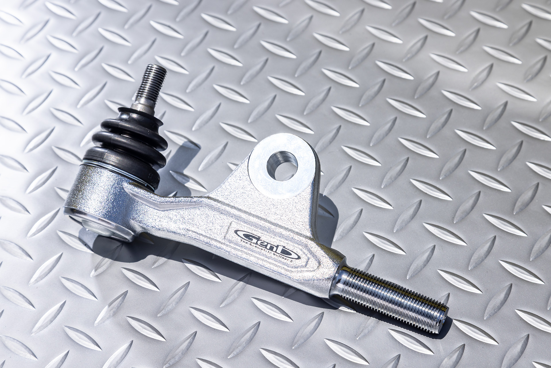 リフトアップしたときに起こるステアリングフィールの悪化を直すには必須の「バンプアジャストドラッグロッドエンド」。マニアックなパーツだが、こういったかゆいところに手が届く製品を用意するのが「Genb」。作りも高品質で、機能パーツとしてしっかりデザインされているのもいい。価格は1万5400円