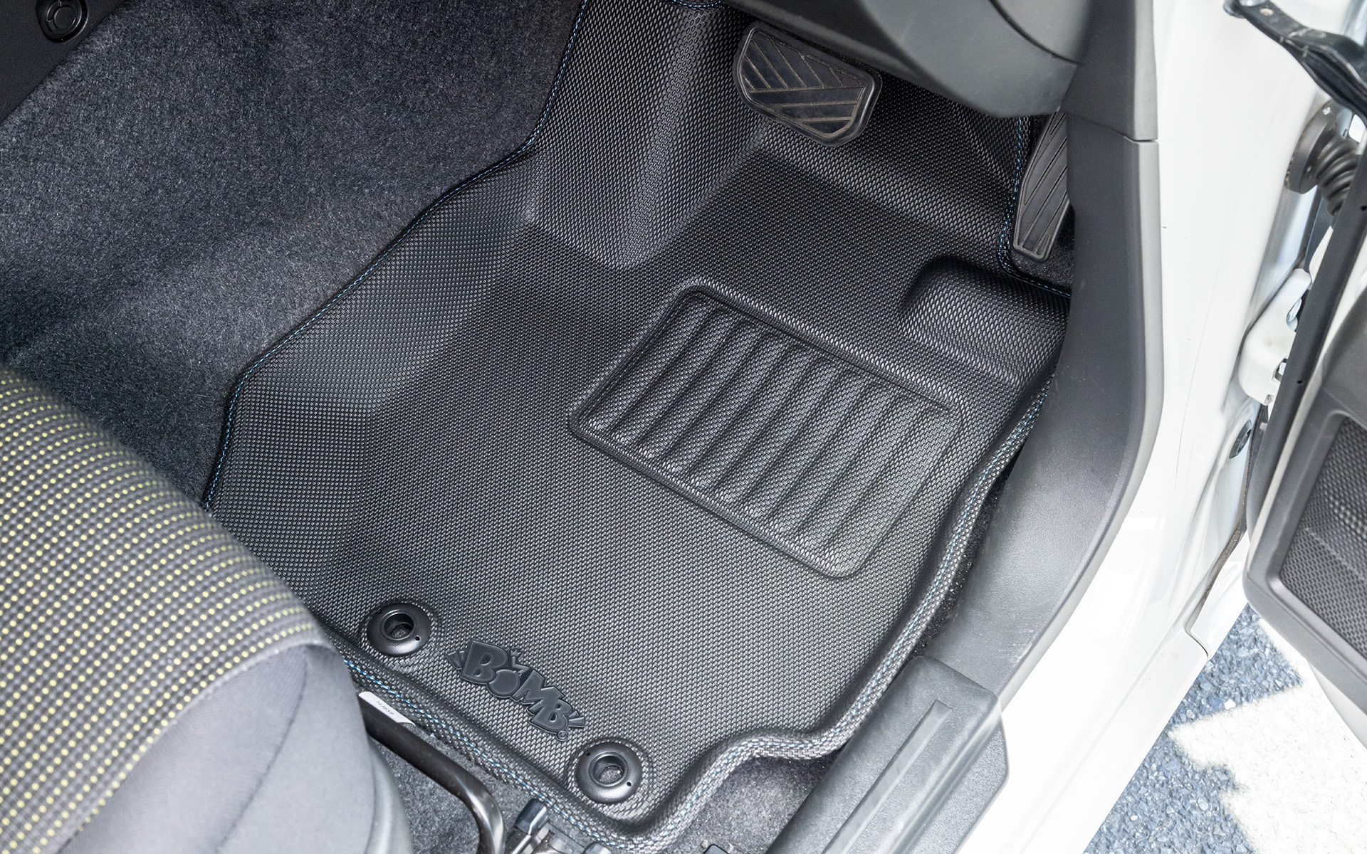 フロア形状に沿った3Dマット。“フチ”があるのでマットに付いた土汚れや水気などをカーペットにこぼしにくい。5速MT用、AT用とそれぞれ用意されている。価格は1万7600円