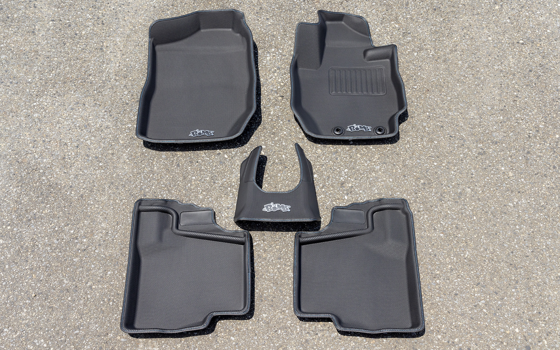 “フチ”の部分にステッチが入れてあり、カラーは写真のブルーのほか、ブラックとイエローがある