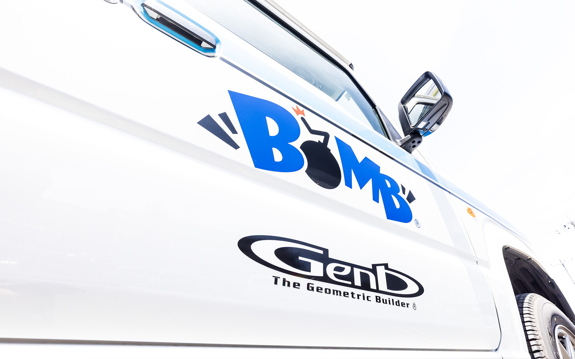 「BOMB」とは「Genb」内におけるジムニー用インテリアパーツのブランド名