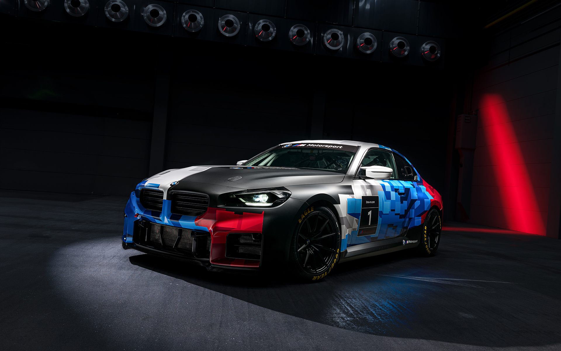 直列4気筒2.0リッターMツインパワーターボエンジン、モータースポーツ専用のソフトウェアで制御される8速ATを搭載し、最高出力230kW（313PS）、最大トルク420Nmを発生