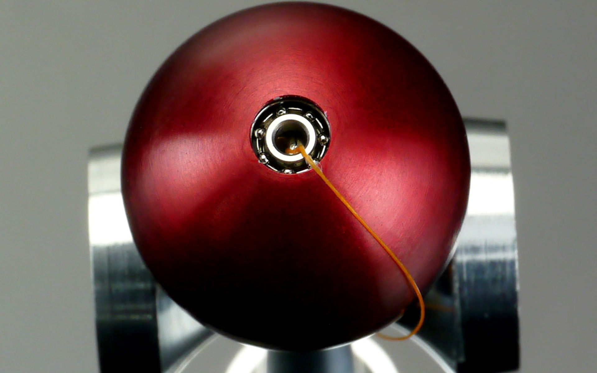 製品（玉部分）に搭載されたNSKマイクロプレシジョン製の精密ベアリング（外径3.0mm）