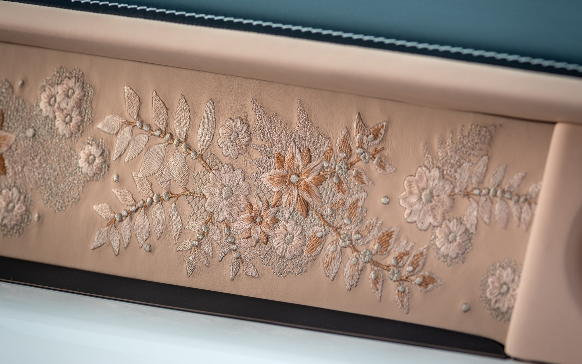 ダッシュボード前面に施した精巧な刺繍