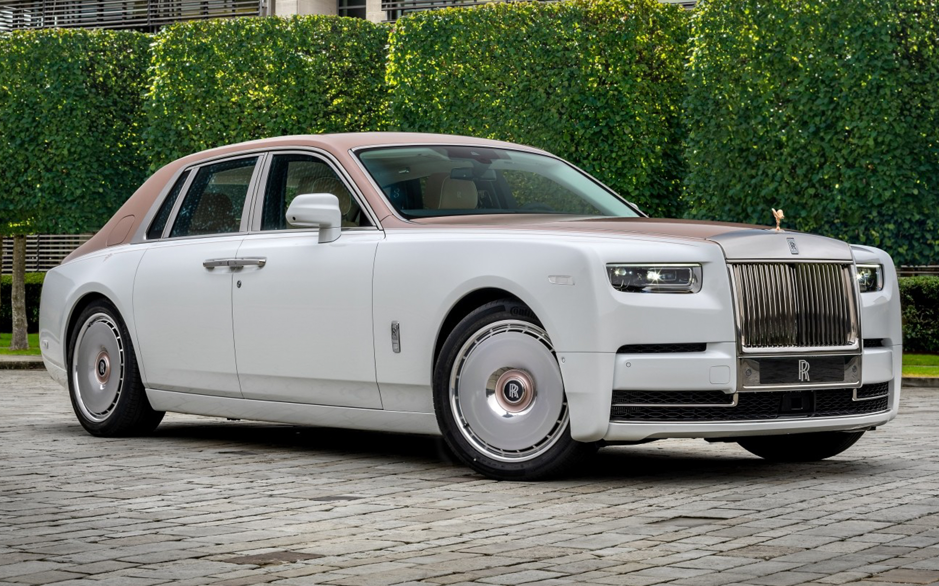 16万ステッチ以上の刺繍が施されたロールス・ロイスの「ファントム・ダンテル」