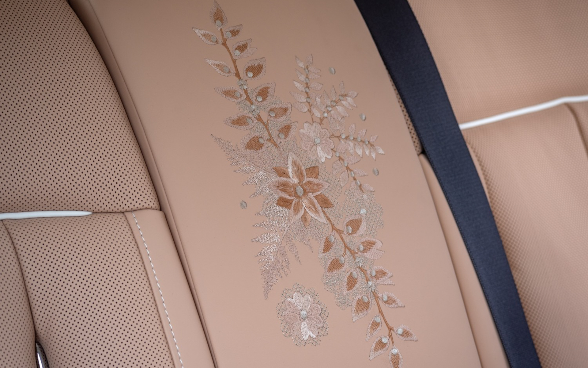 後部座席の間のウォーターフォールセクションには約7万ステッチの花が描かれている