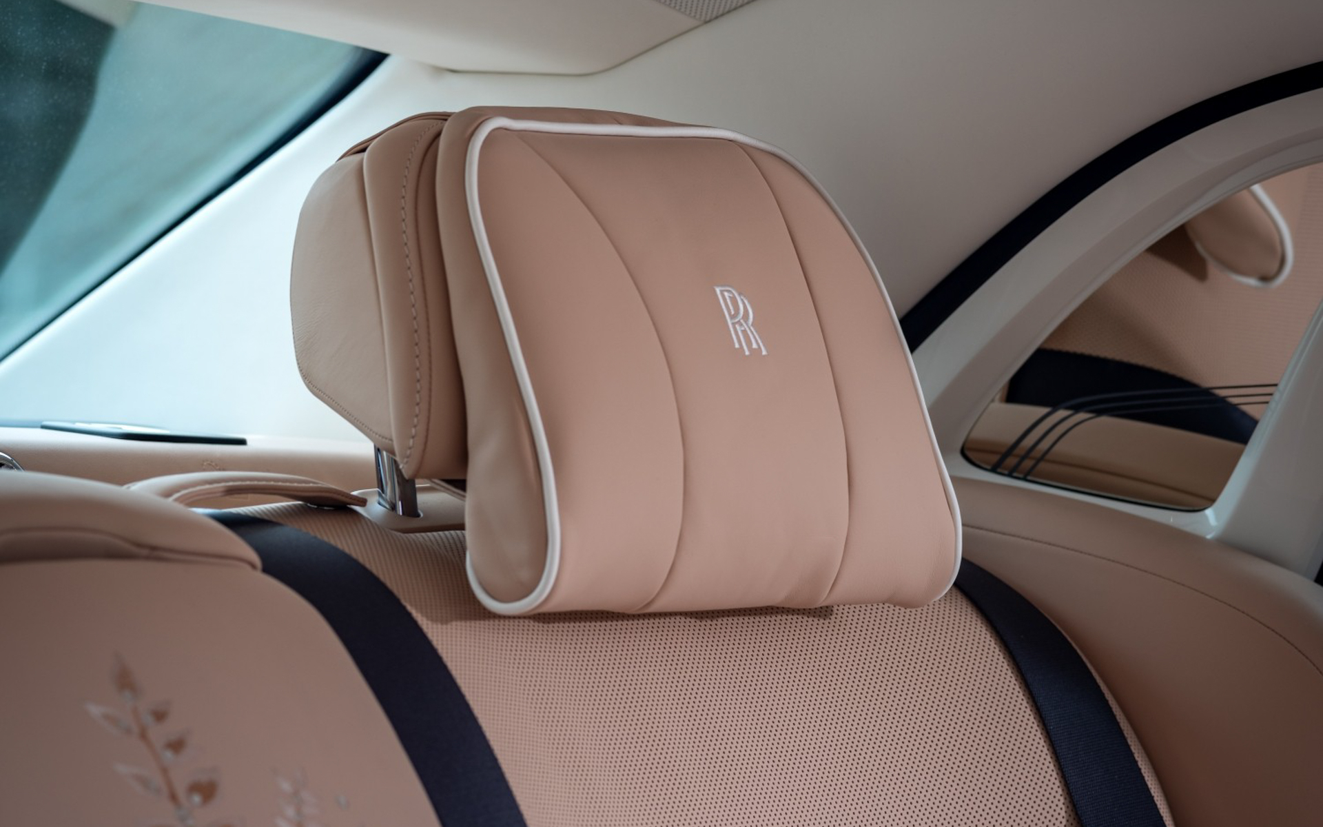 インテリアはサンライズホワイトとグレースホワイトのレザーで、フロントとリアのヘッドレストに「RR」ロゴが刺繍される