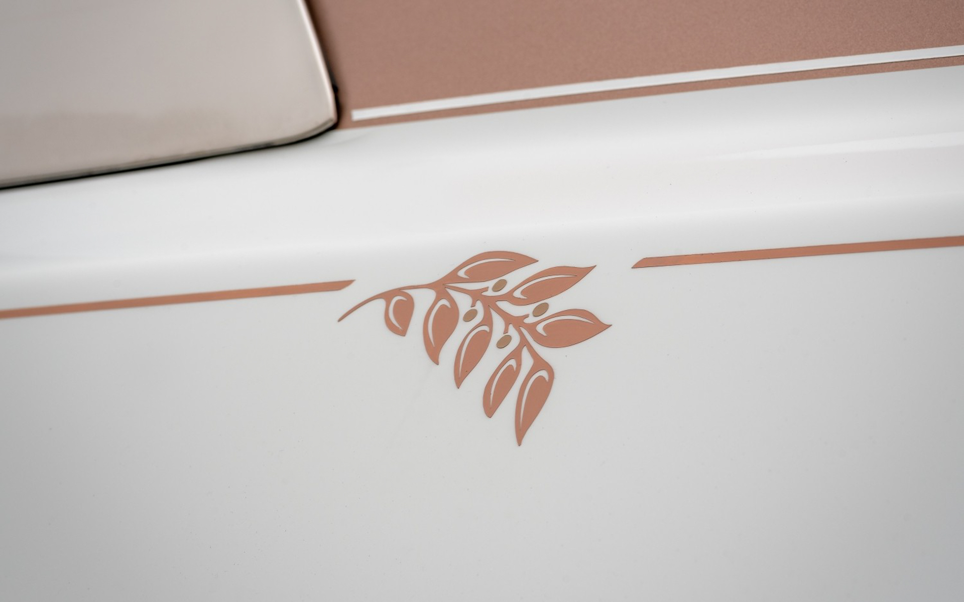 コーチラインやベリーの実をつけた葉の茂った枝はすべてハンドメイド