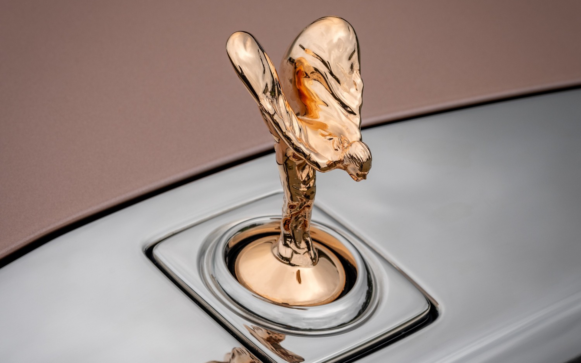 ローズゴールドのスピリット・オブ・エクスタシー