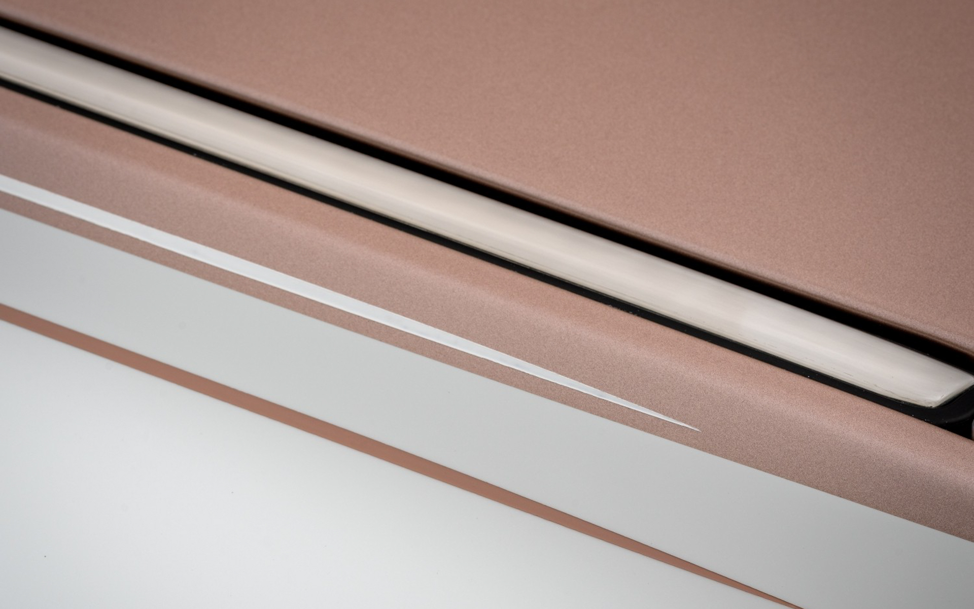 コーチラインやベリーの実をつけた葉の茂った枝はすべてハンドメイド