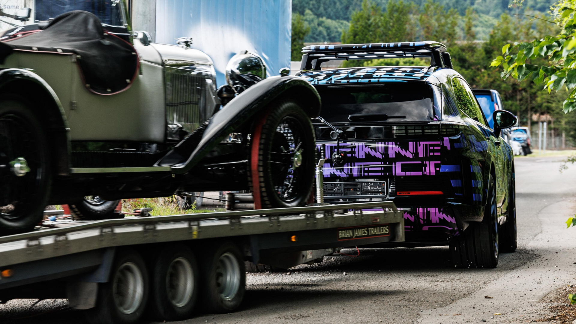 ハモンド氏は新型カイエンのカモフラージュされたプロトタイプを使用して、ヘレフォードにある自分の工房からガレージまで、重量2tを超える100年以上前のクラシックカーを運んだ