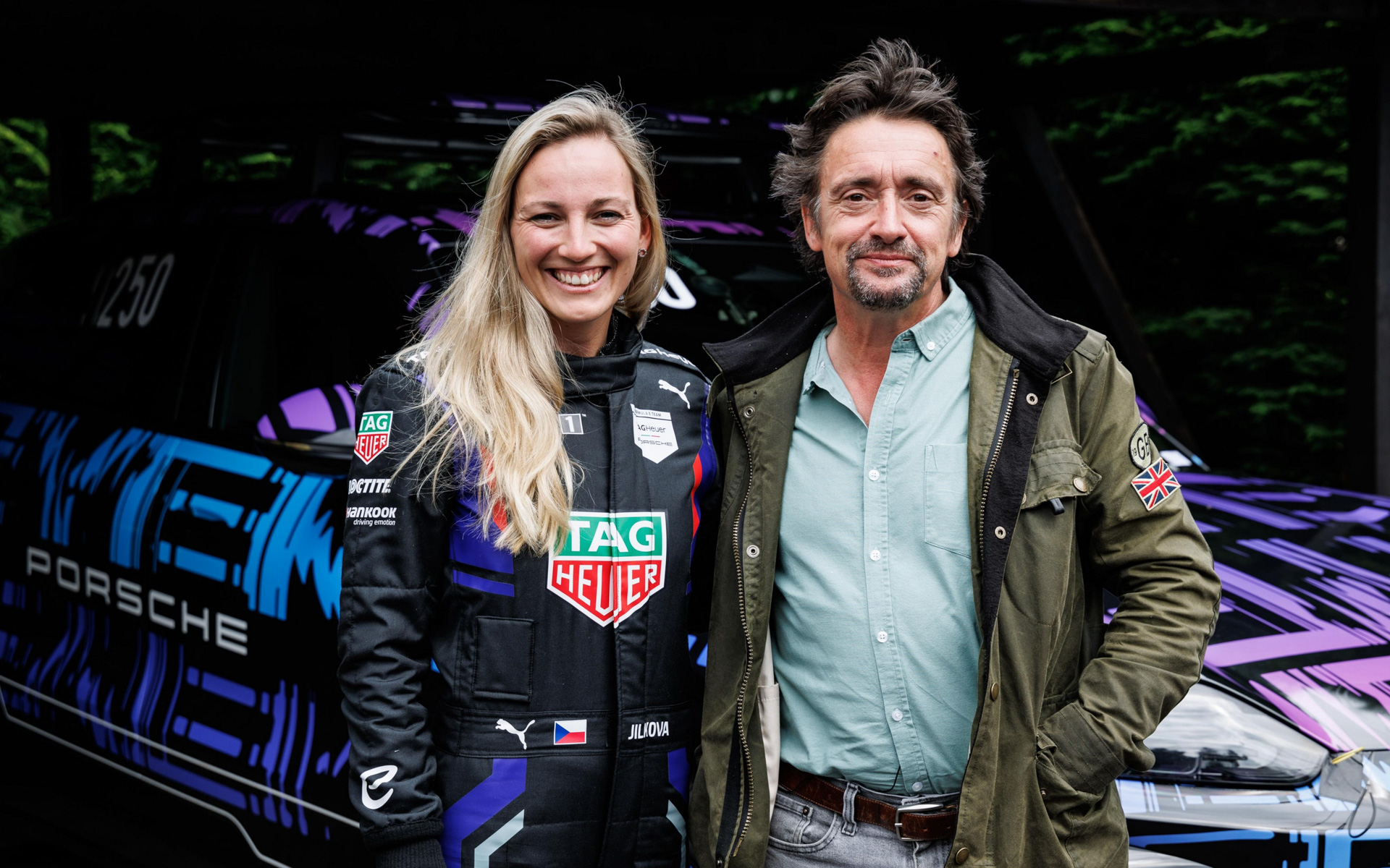 シェルズリー・ウォルシュ・ヒルクライムへ挑戦したガブリエラ・ジルコヴァ選手と、イギリスのテレビ司会者リチャード・ハモンド氏