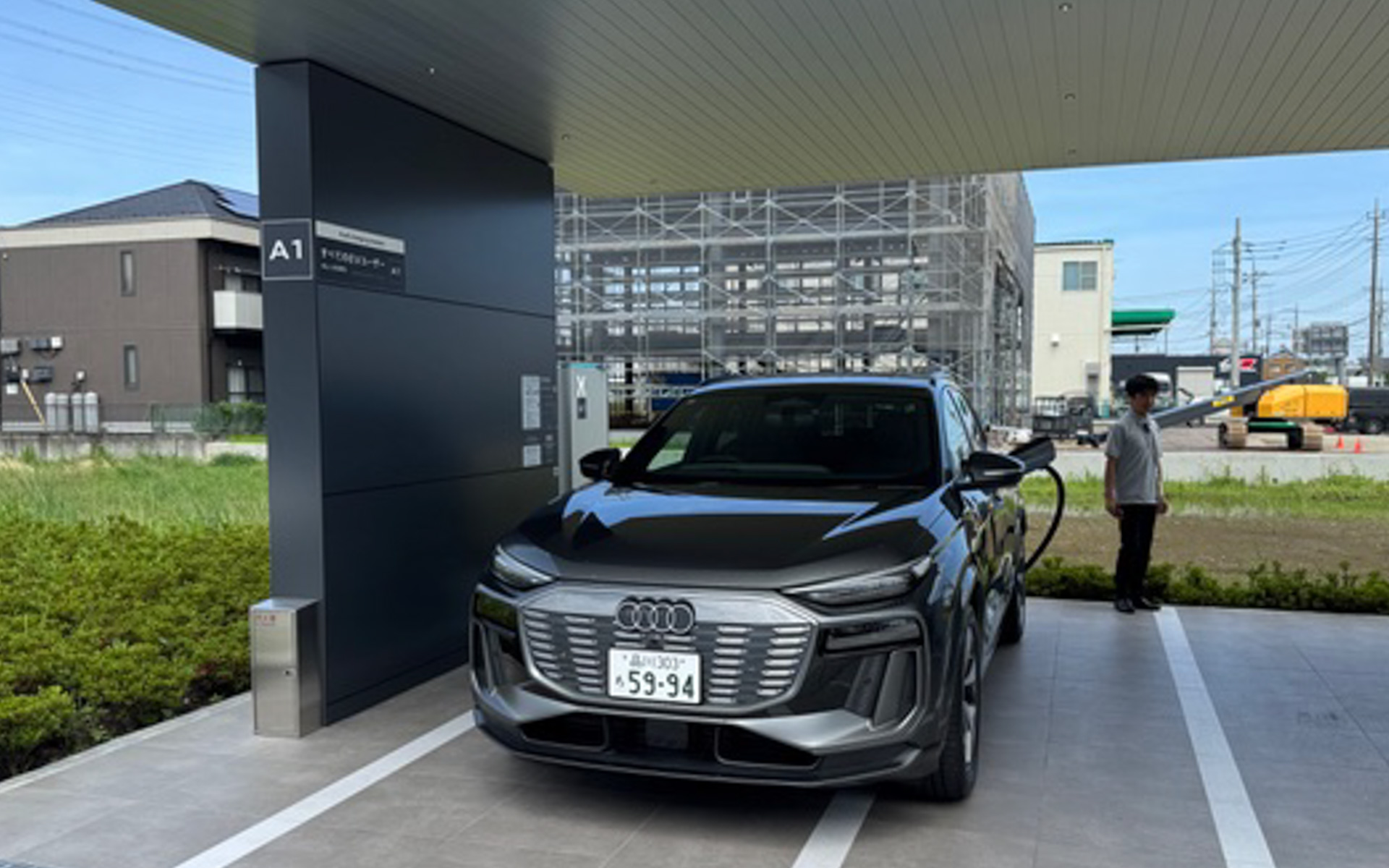 2025年4月にオープンしたばかりの「Audi charging station厚木」に立ち寄ってみました。新型Q6 e-tronはデザインもすごくカッコよくて、焚き火のようにゆらゆらと揺れるように光るテールランプなど、たくさんの種類がMMIから選択できる「コミュニケーションライト」を搭載。街で見かけたらテールランプをチェックしてみたくなりますね。