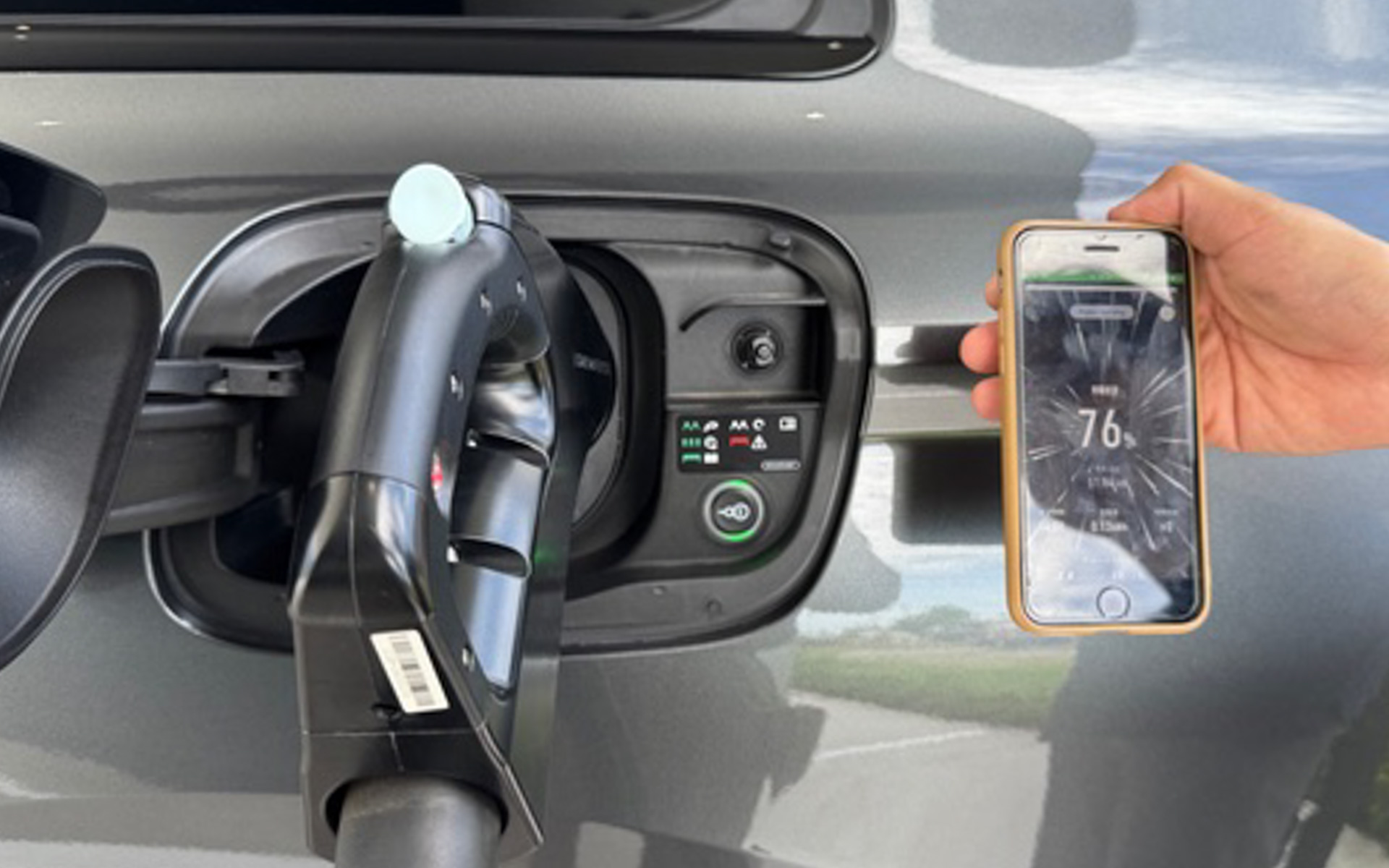 新型Q6 e-tronの充電口はリアにあります。操作はスマホででき、充電中の進捗状況も手元で見ることができます。最大出力150kWの蓄電池型急速EV充電器を2基、4スロット完備で、同時に4台が充電可能とのこと