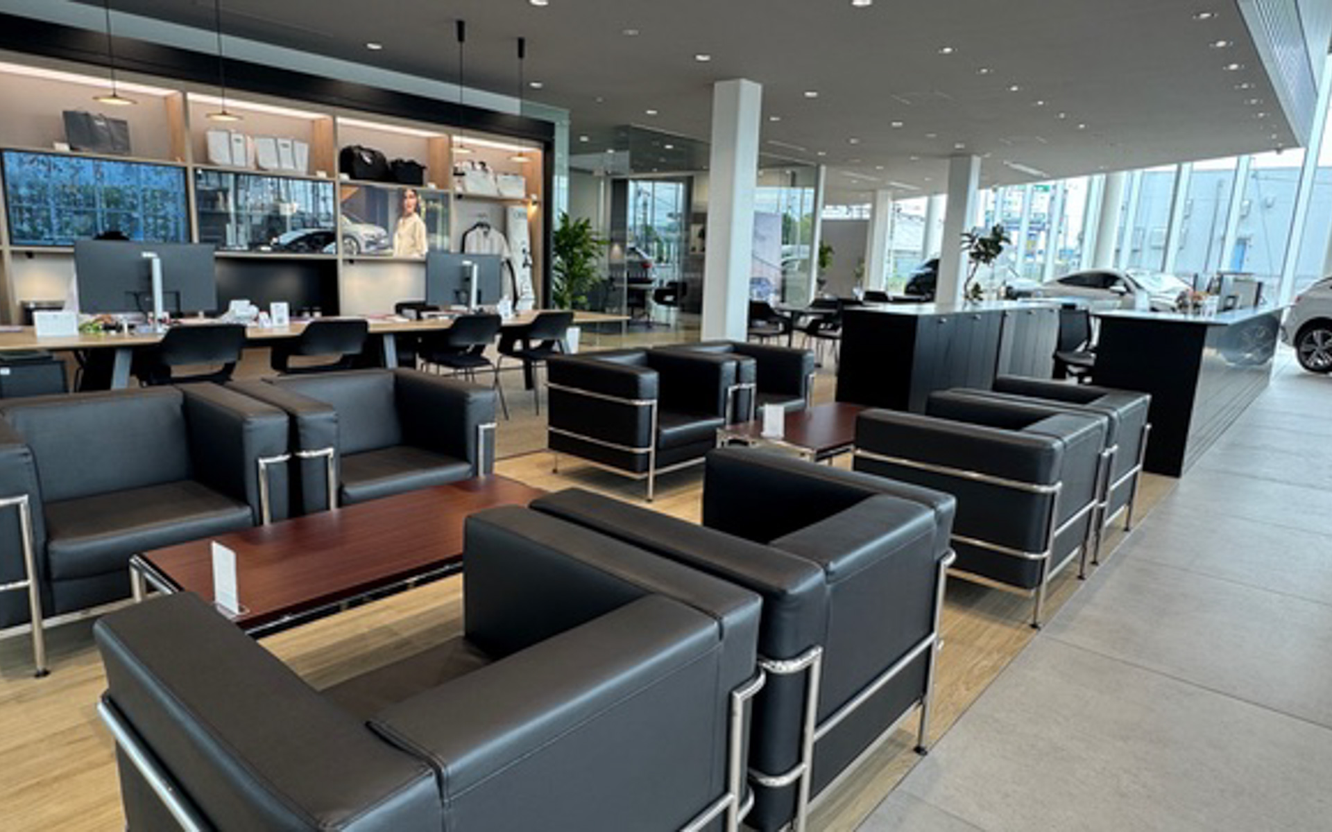 併設のAudi厚木の店舗内もきれいで広くてオシャレ！