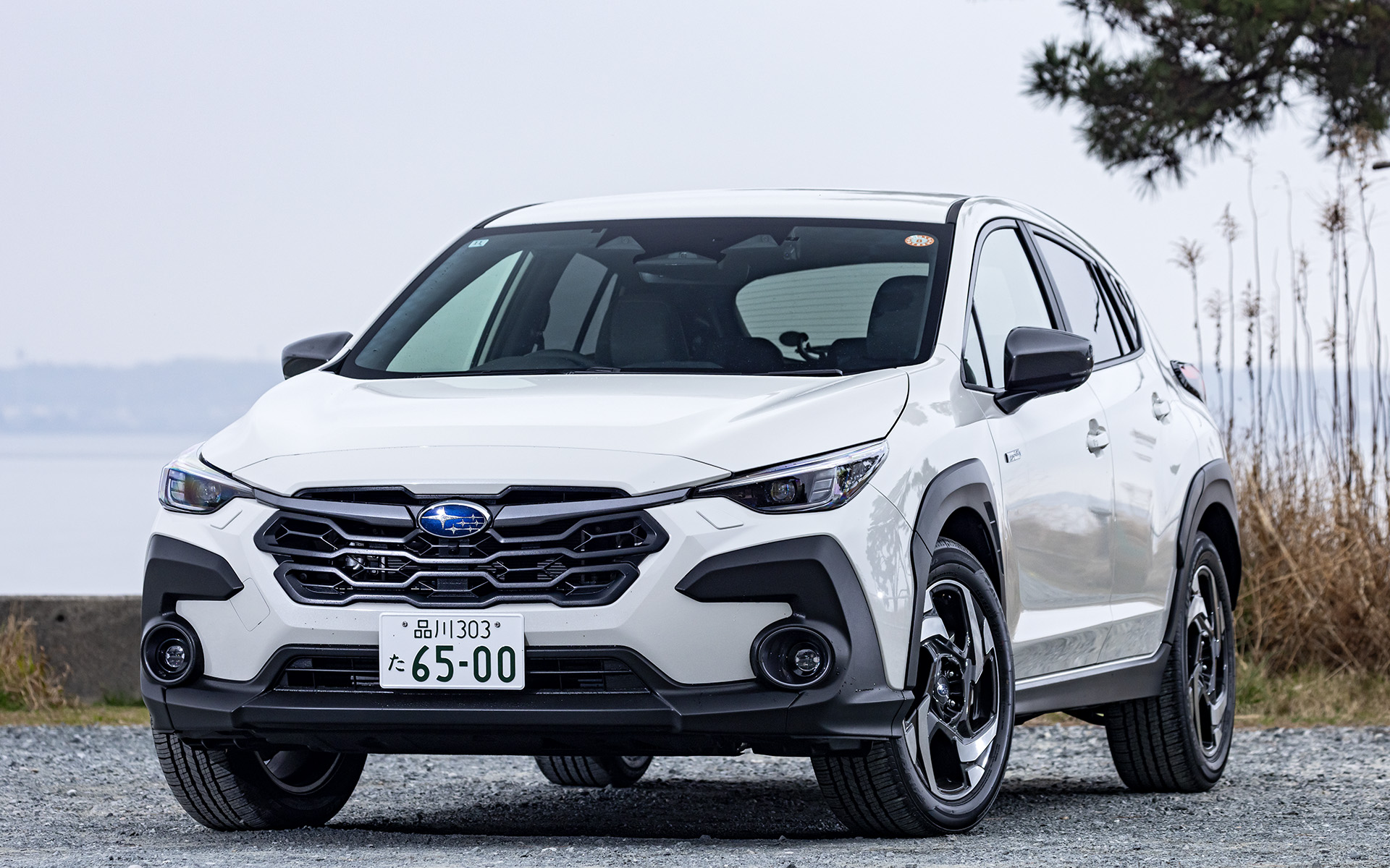 SUBAROADの浜松コースを旅するお供はストロングハイブリッドモデルの「クロストレック S：HEV」。グレードは「Premium EX」（405万3500円）。ボディサイズは4480×1800×1575mm（全長×全幅×全高。ルーフレール装着車は全高＋5mm）、ホイールベースは2670mm
