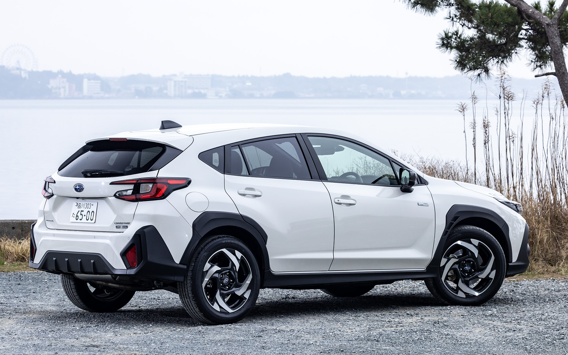 SUBAROADの浜松コースを旅するお供はストロングハイブリッドモデルの「クロストレック S：HEV」。グレードは「Premium EX」（405万3500円）。ボディサイズは4480×1800×1575mm（全長×全幅×全高。ルーフレール装着車は全高＋5mm）、ホイールベースは2670mm